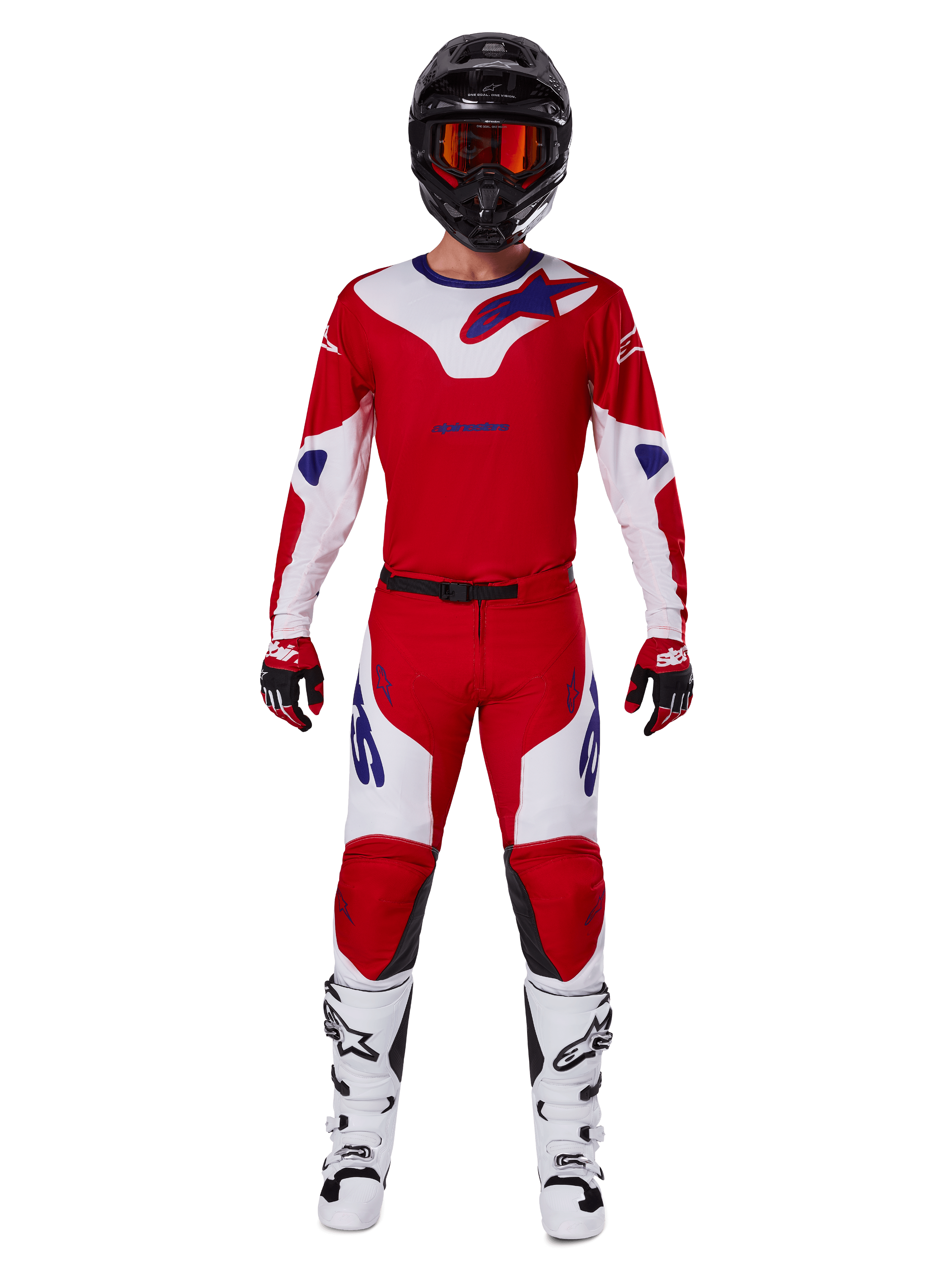 Motocross-Fahrer im Alpinestars 2025 Racer Veil Ausrüstungsset, Trikot und Hose in leuchtendem Rot und Weiß mit blauen Akzenten, schwarzer Helm mit roter Brille, weiße Stiefel und rot-schwarze Handschuhe, koordiniertes Outfit für Offroad-Rennen
