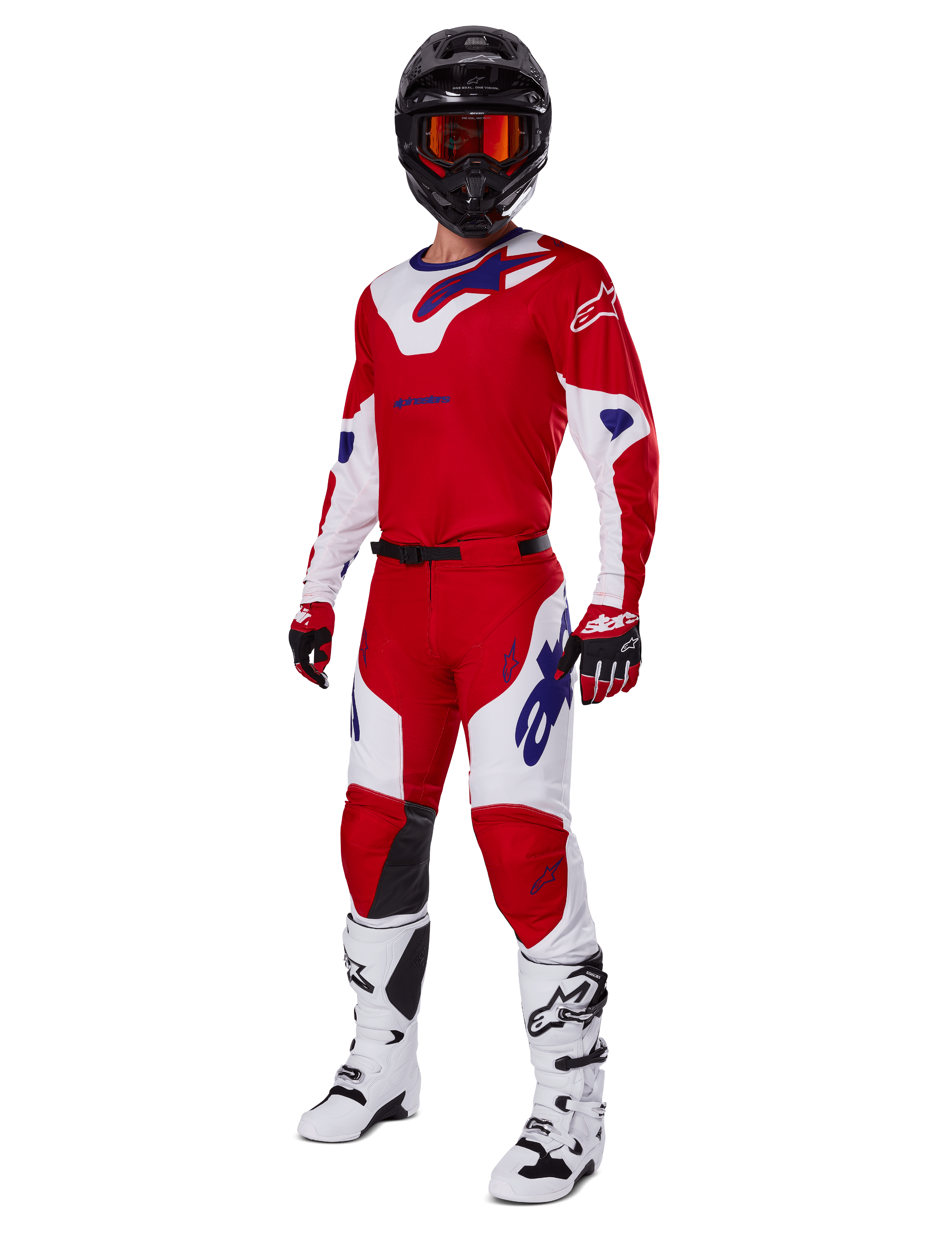 Alpinestars 2025 Racer Veil Gear Set, Motocross-Rennausrüstung, leuchtendes Rot und Weiß mit blauen Logo-Akzenten, getragen mit schwarzem Helm, roten Handschuhen und weißen Stiefeln, vollständige Schutzausrüstung für Offroad-Performance
