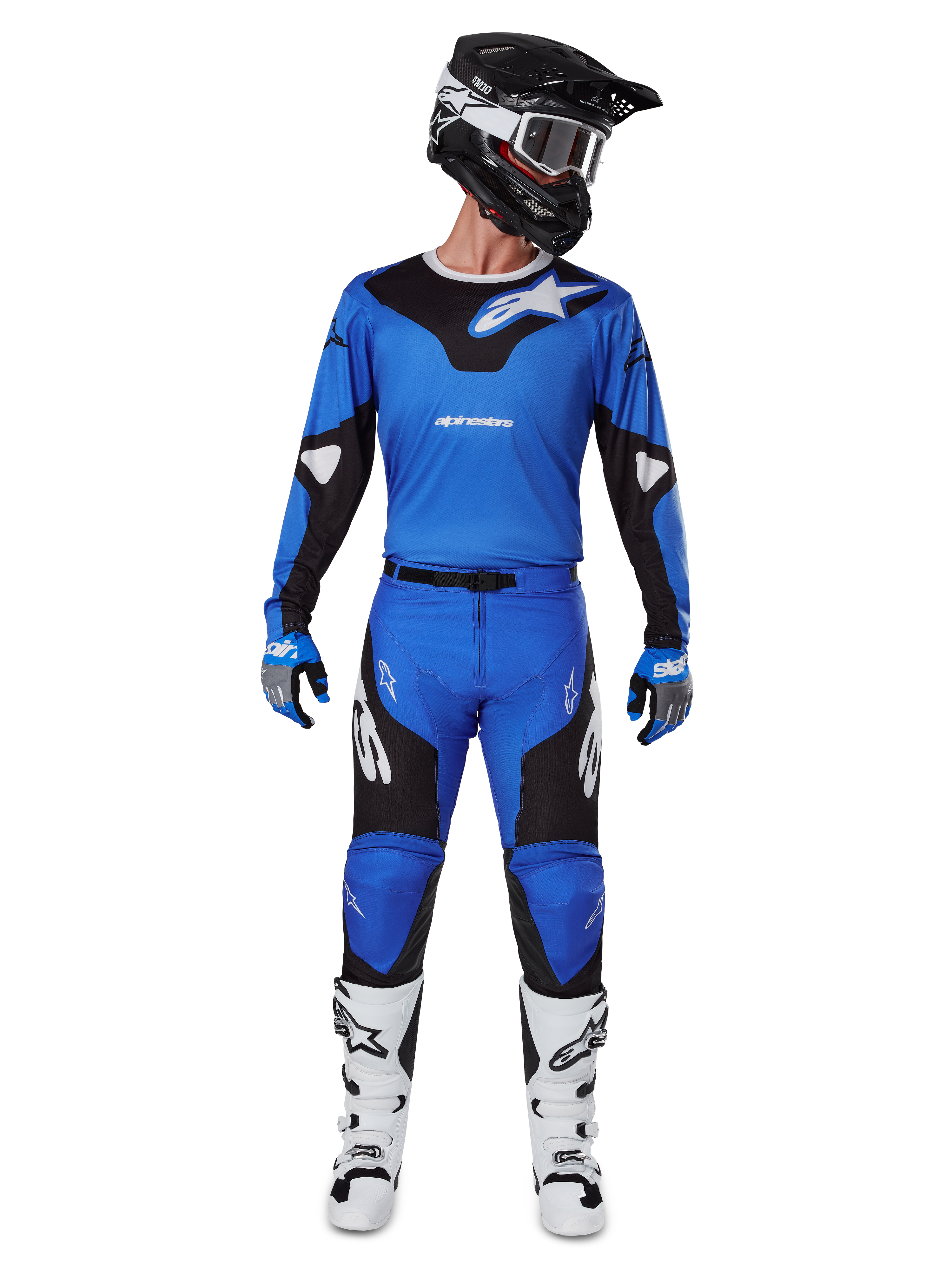 Motocross-Fahrer im Alpinestars 2025 Racer Veil Gear Set, blau-schwarzes Trikot mit passender Hose, schwarzer Helm mit weißer Brille, weiß-schwarze Stiefel, abgestimmtes Rennoutfit für Offroad-Motocross.