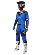 Alpinestars 2025 Racer Veil Gear Set, blau-schwarzes Motocross-Jersey und Hose, komplette MX-Rennausrüstung mit schwarzem Helm, weißer Brille und weißen Stiefeln, technische Offroad-Ausrüstung
