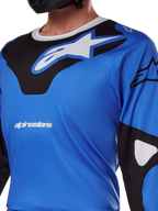 Alpinestars 2025 Racer Veil Trikot, Motocross-Trikot, Blau und Schwarz, mit technischem Grafikmuster, langen Ärmeln und Astars-Logo auf der Brust, entwickelt für Offroad-Performance.