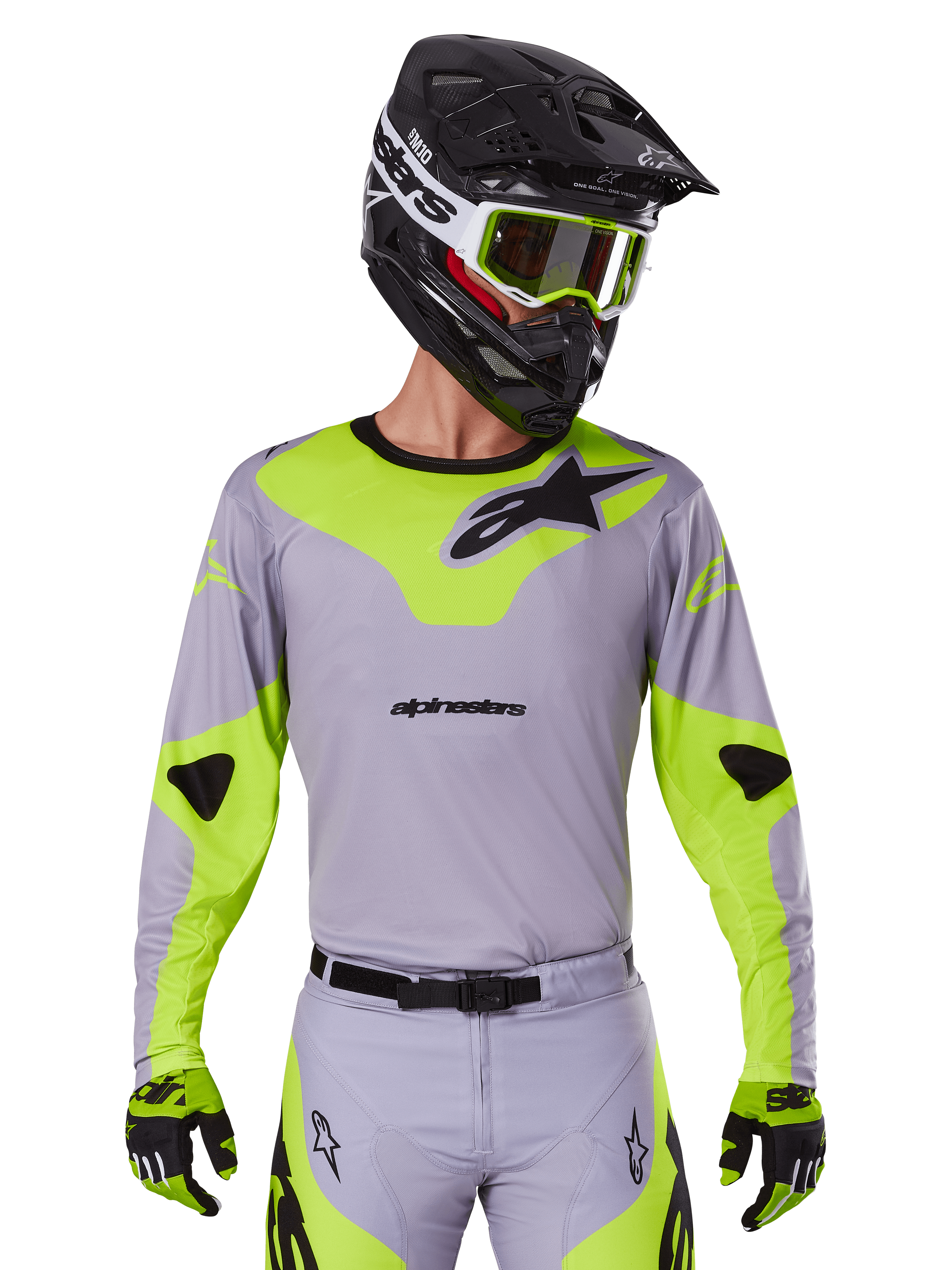 Alpinestars 2025 Racer Veil Jersey, Motocross-Trikot, Grau und Neongelb, langärmliges Design mit schwarzen Alpinestars-Logos, gezeigt als Teil eines kompletten Rennausrüstungs-Sets mit passender Hose, schwarzem Helm und Handschuhen