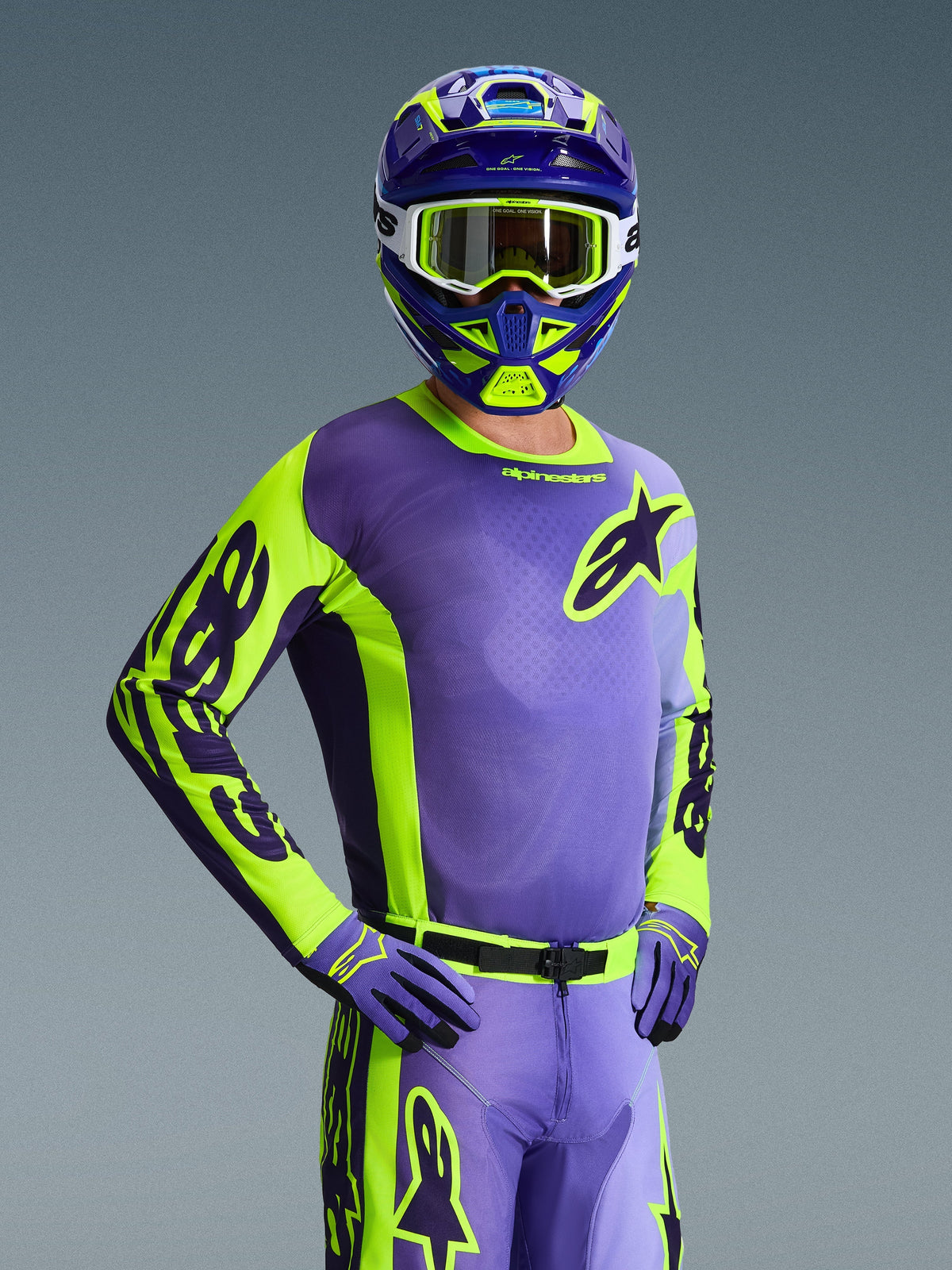Motocross-Fahrer im 2026 Racer Portl Trikot, Lila und Fluo-Gelb, passender lila-gelber Helm mit weißer Brille, lila-gelbe Handschuhe, abgestimmte Komplettausrüstung für den Offroad-Rennsport