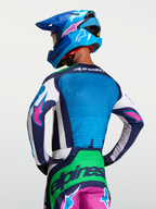 Alpinestars Techstar Maven Trikot, Motocross-Performance-Oberteil, Blau und Grün mit Pink, Herren-Passform, Rückenansicht am Model