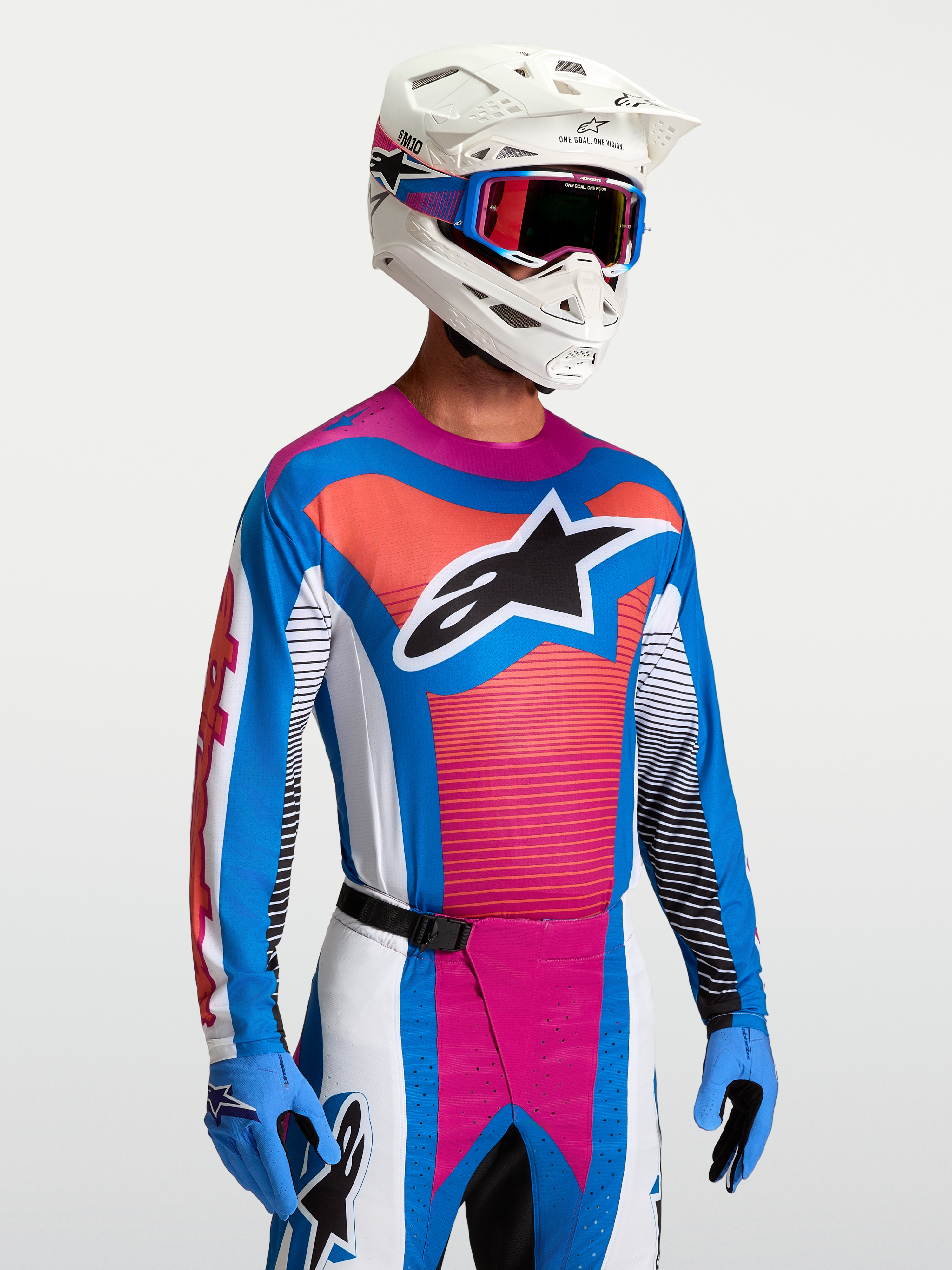 Alpinestars Techstar Maven Trikot, Herren-Motocross-Trikot in Blau und Hot Coral, athletische Passform, getragen mit MX-Helm.