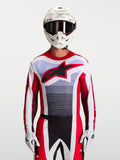 Alpinestars Techstar Maven Trikot, Herren-Motocross-Renntrikot, Rot und Weiß, leichtes Stretchgewebe mit athletischer Passform, getragen mit Helm und Handschuhen für den MX-Rennsport.