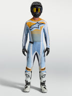 Alpinestars Techstar Maven Trikot und Gear Set, Herren-Motocross-Ausrüstung, Staubblau und Orange, athletische Passform.
