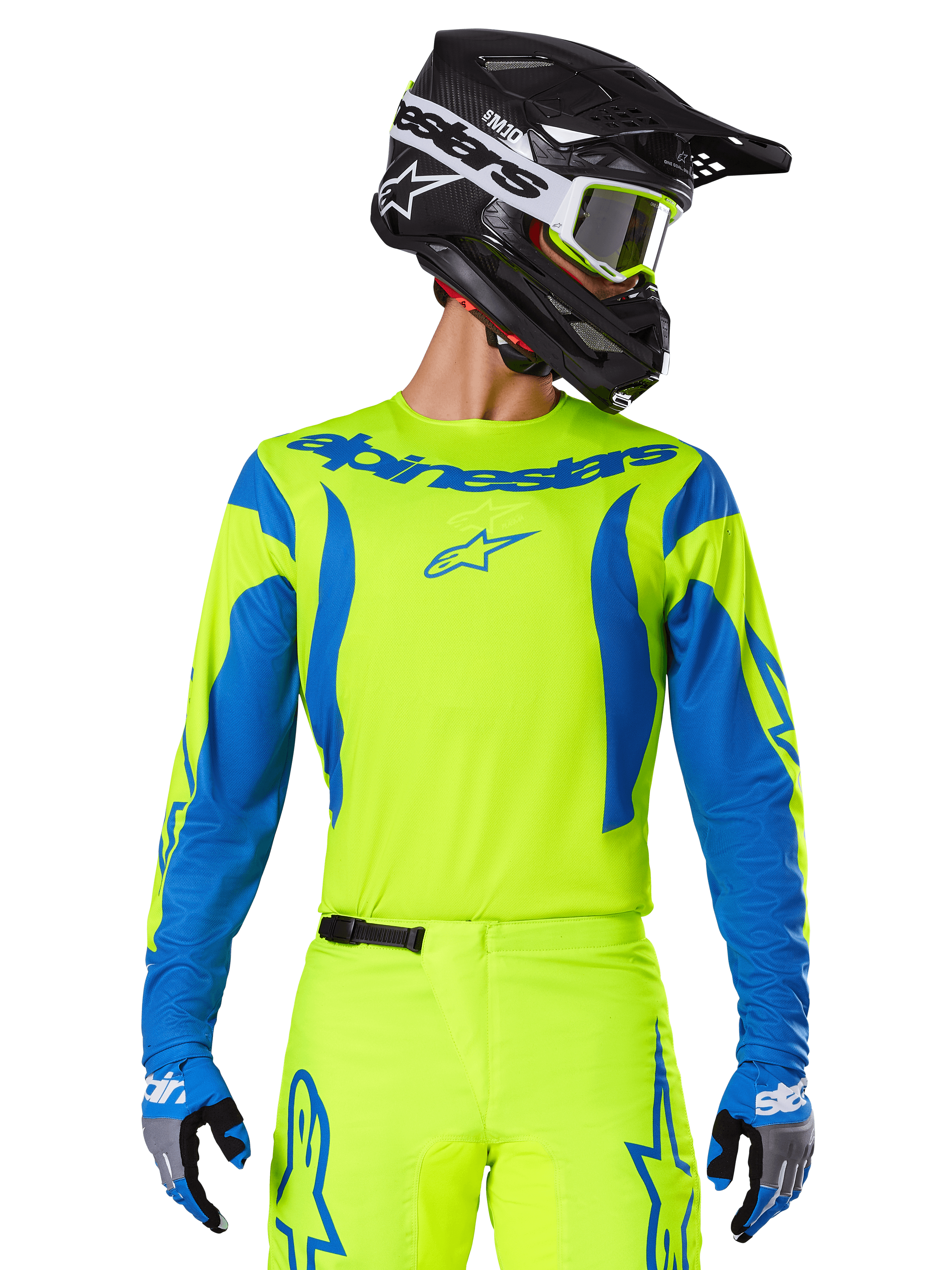 Alpinestars 2025 Fluid Haul Jersey, Motocross-Trikot, Neongelb und Blau, mit blauem Alpinestars-Branding auf der Brust, getragen mit passender Ausrüstung einschließlich eines schwarzen Helms und blauer Handschuhe, sportliche Passform für das Offroad-Fahren