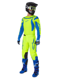 Alpinestars 2025 Fluid Haul Ausrüstungsset, komplette Motocross-Rennausrüstung mit Jersey und Hose in Neongelb und Blau, schwarzer Helm, blaue Handschuhe und blaue Offroad-Stiefel, gut sichtbares, abgestimmtes Outfit für Motocross und Enduro.