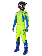 Alpinestars 2025 Fluid Haul Ausrüstungsset, komplette Motocross-Rennausrüstung mit Jersey und Hose in Neongelb und Blau, schwarzer Helm, blaue Handschuhe und blaue Offroad-Stiefel, gut sichtbares, abgestimmtes Outfit für Motocross und Enduro.