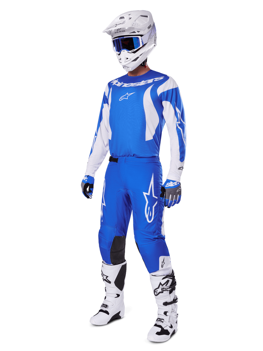 Motocross-Fahrer trägt das komplette 2025 Fluid Haul Gear Set, blau-weißes Trikot und Hose mit Alpinestars-Branding, weißer Helm mit blauer Brille, weiße Stiefel und blaue Handschuhe, koordiniertes Racing-Outfit für Offroad-Motocross.
