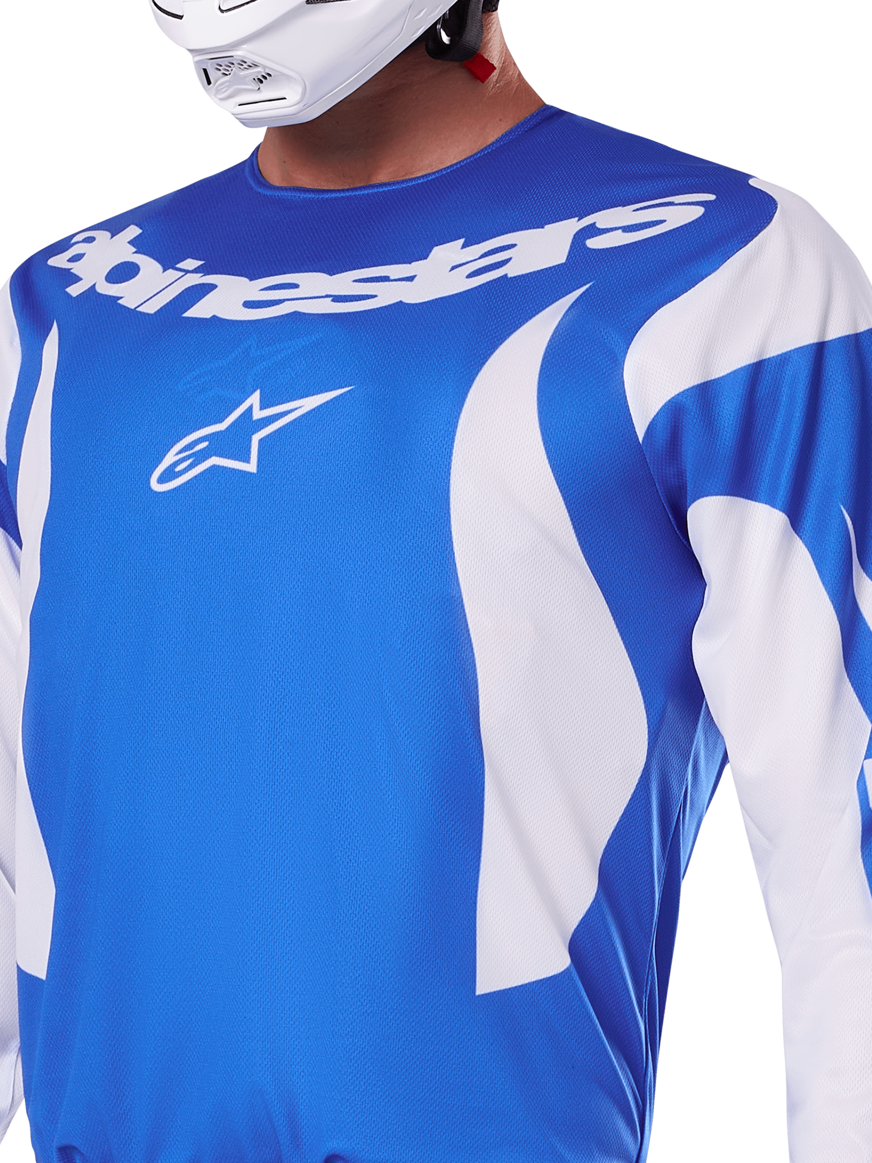 Alpinestars 2025 Fluid Haul Trikot, Blau und Weiß, getragen von einem Fahrer mit weißem Helm, mit weißem Alpinestars-Schriftzug und A-Star-Logo, sportliche Passform, leichtes feuchtigkeitsableitendes Material für Motocross und Offroad-Fahrten