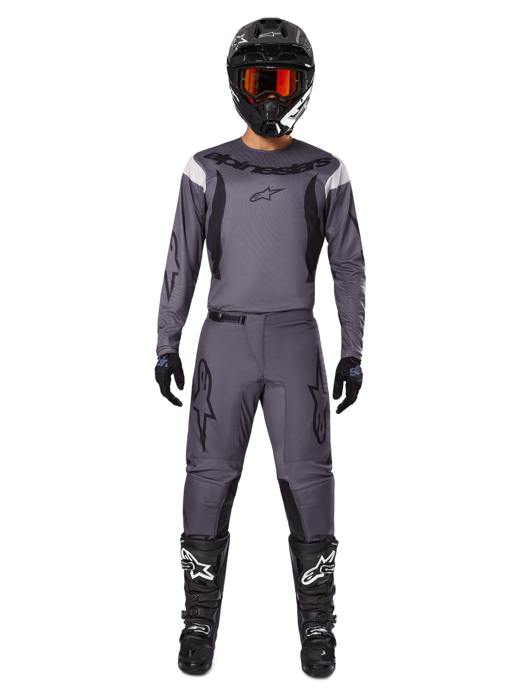 Alpinestars 2025 Fluid Haul Gear Set, Motocross-Ausrüstung, Grau, graues Trikot und Hose mit schwarzen Akzenten, schwarzer Helm mit orangefarbener Brille, schwarze Stiefel mit weißen Logos, abgestimmtes Renn-Outfit für Offroad-Performance