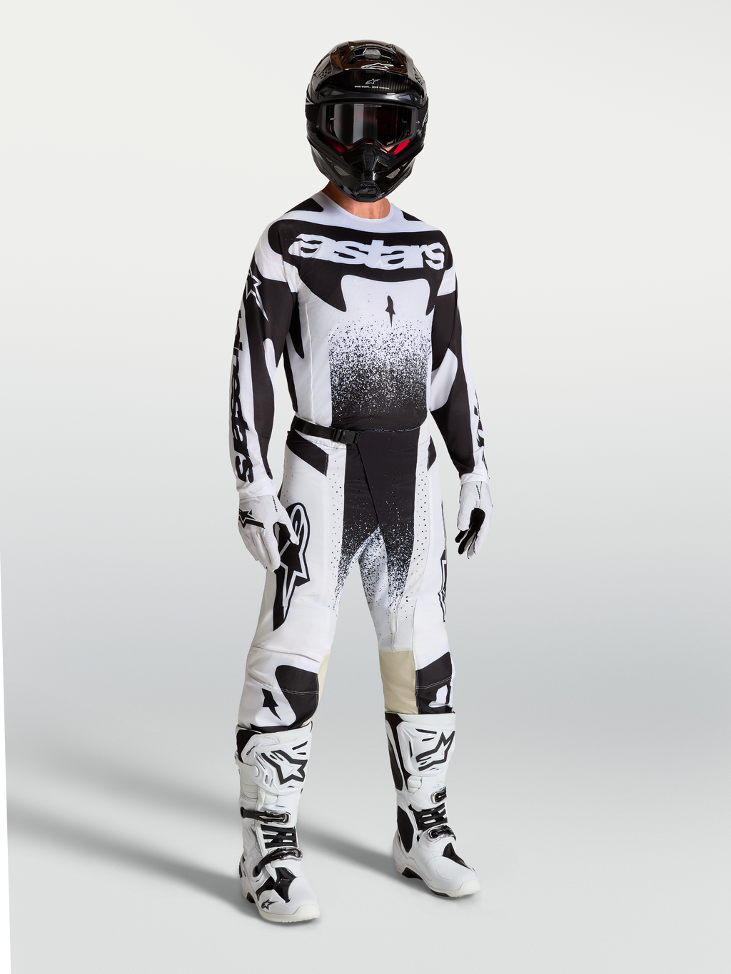 Alpinestars Techstar Swan Trikot und Gear Set, Herren-Motocross-Outfit in Schwarz und Weiß mit Performance-Grafiken.