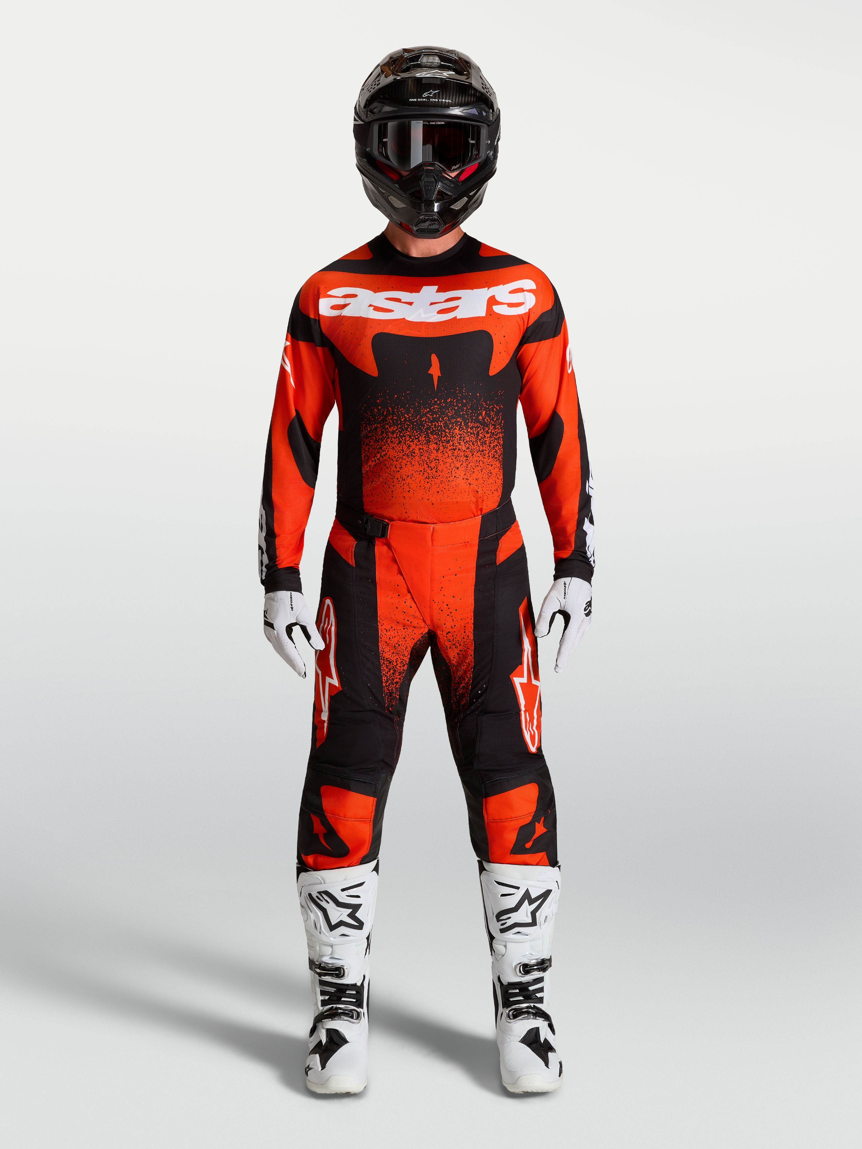 Alpinestars Techstar Swan Trikot und Gear Set, Herren Motocross-Outfit, Rot und Schwarz, weiße Performance-Stiefel.