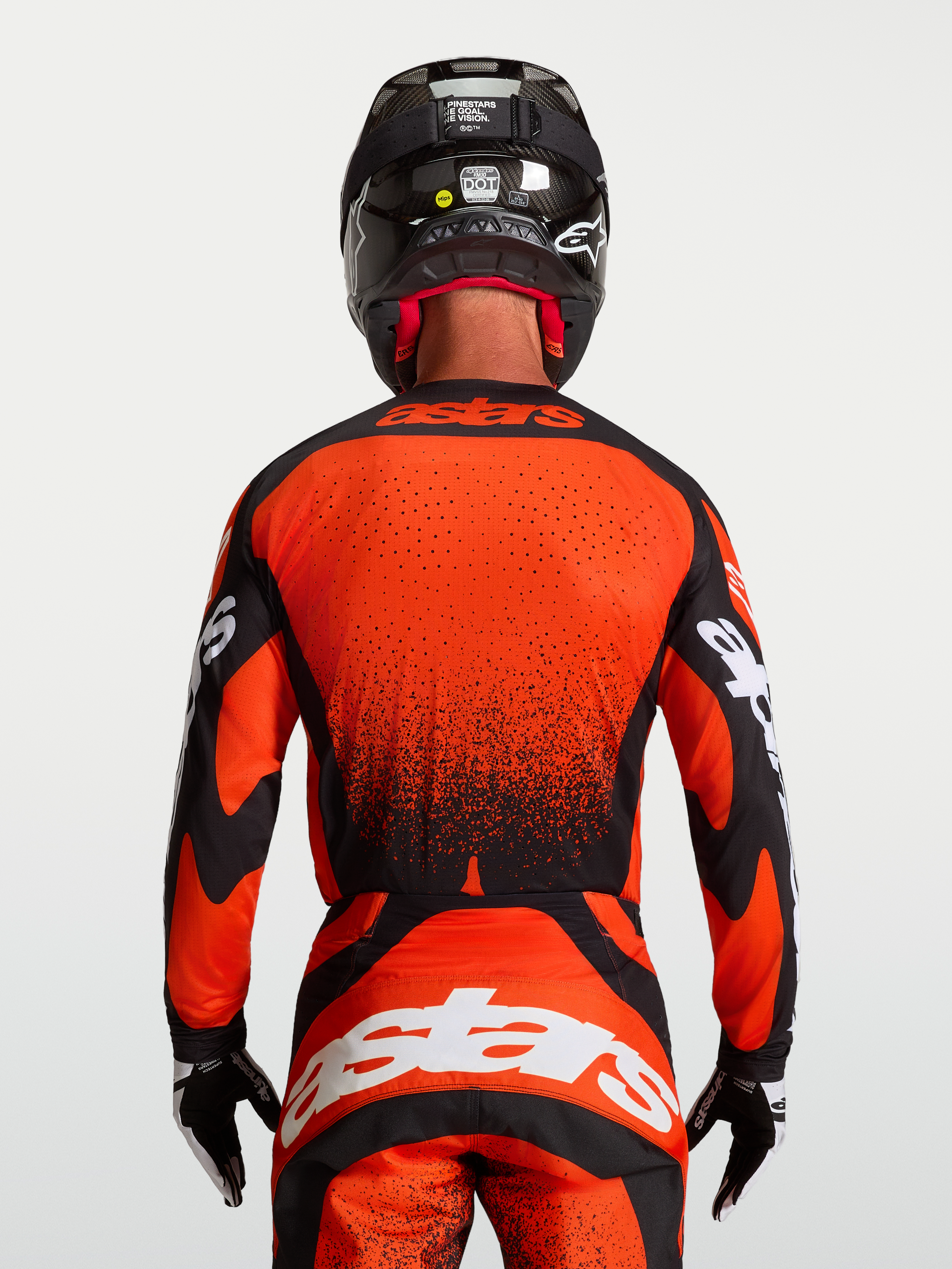 Alpinestars Techstar Swan Trikot, Motocross-Trikot in Rot und Schwarz, Herren-Rückansicht am Model, verlängerter Saum mit Laserperforationen, Racing-Passform für Offroad-Sport.