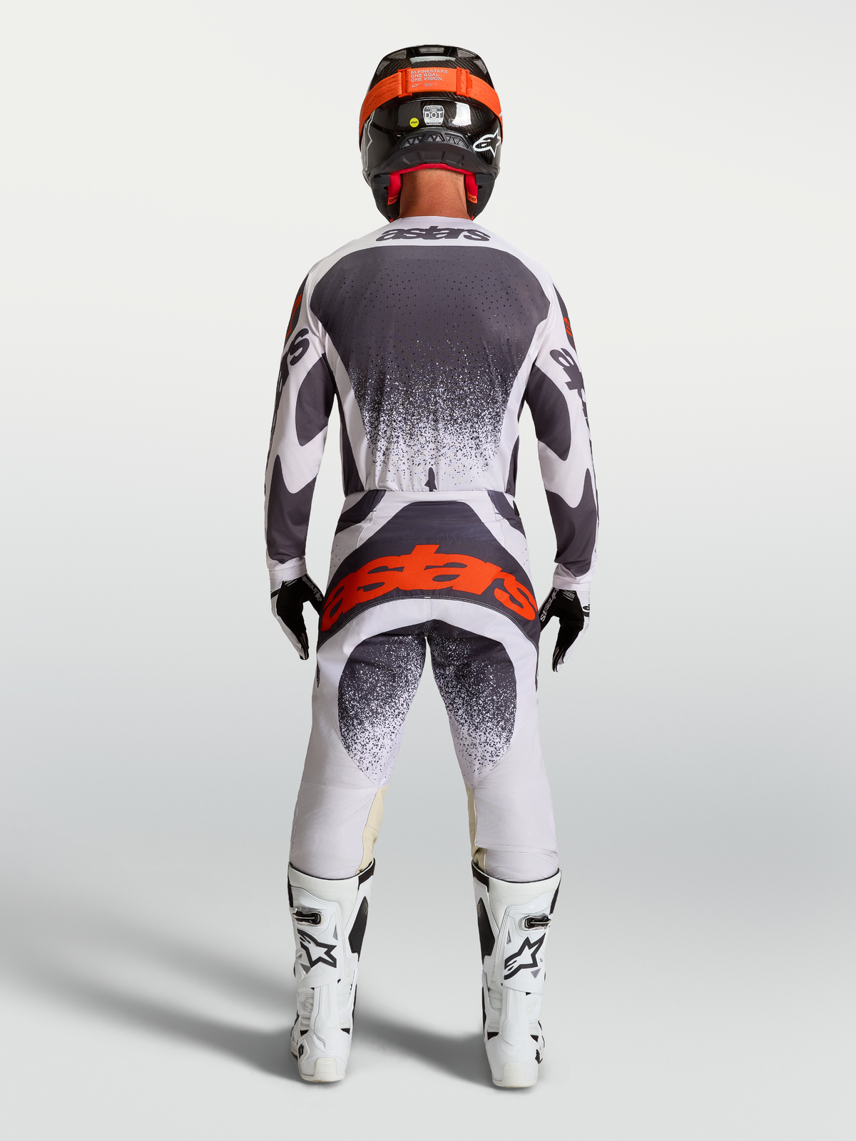 Alpinestars Techstar Swan Trikot und Ausrüstungsset in Grau und Weiß, Motocross-Set mit rotem Logo, Rückansicht am Model.