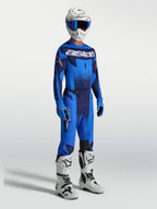 Alpinestars Techstar Swan Trikot und Gear Set, Motocross-Outfit für Herren in UCLA-Blau und Dunkelblau mit weißen Stiefeln.