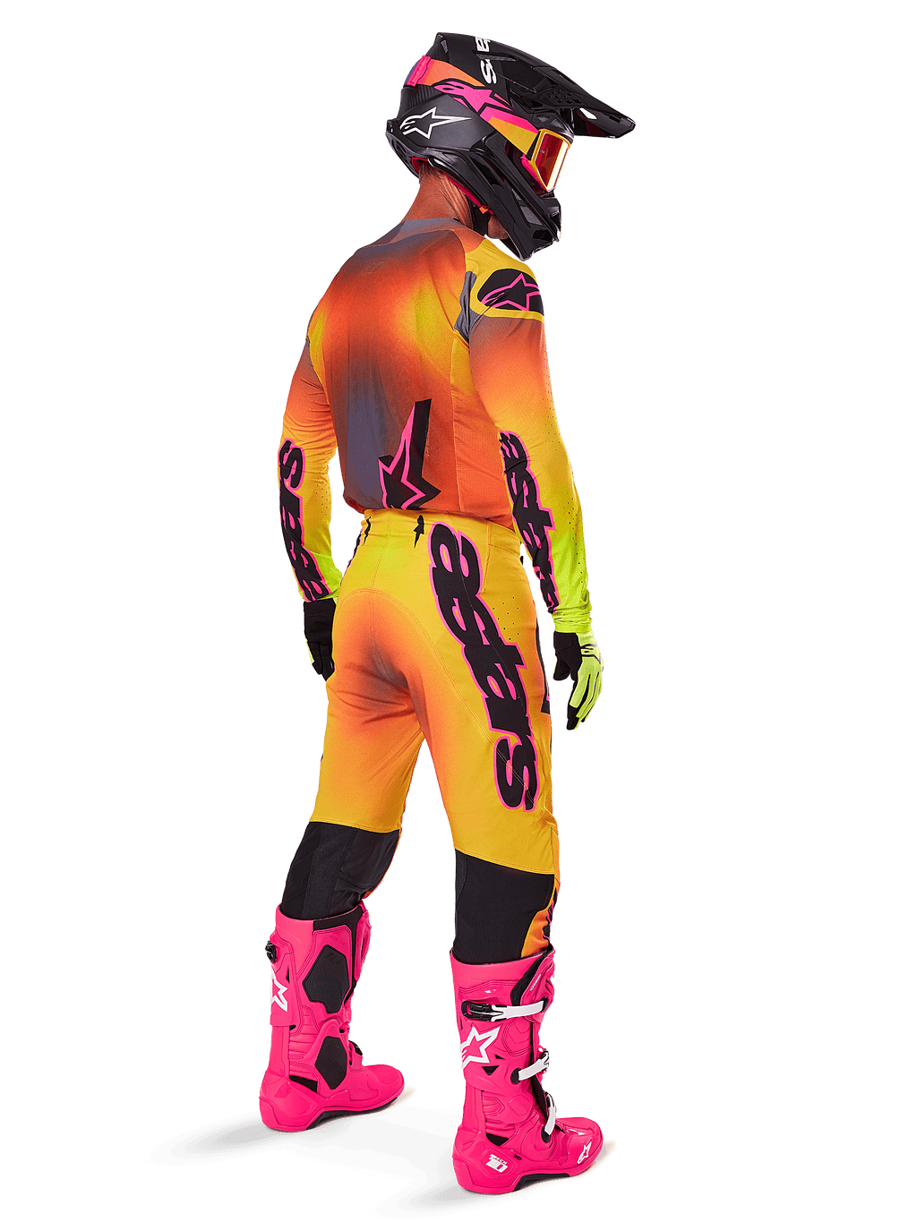 Motocross-Fahrer von hinten im Alpinestars 2025 Supertech Lipan Ausrüstungsset, gelb-orangefarbenes Trikot mit Farbverlauf und pinken Akzenten, passende Hose, leuchtend pinke Stiefel und schwarzer Helm mit pink-gelben Grafiken, koordiniertes Outfit für professionellen Rennsport