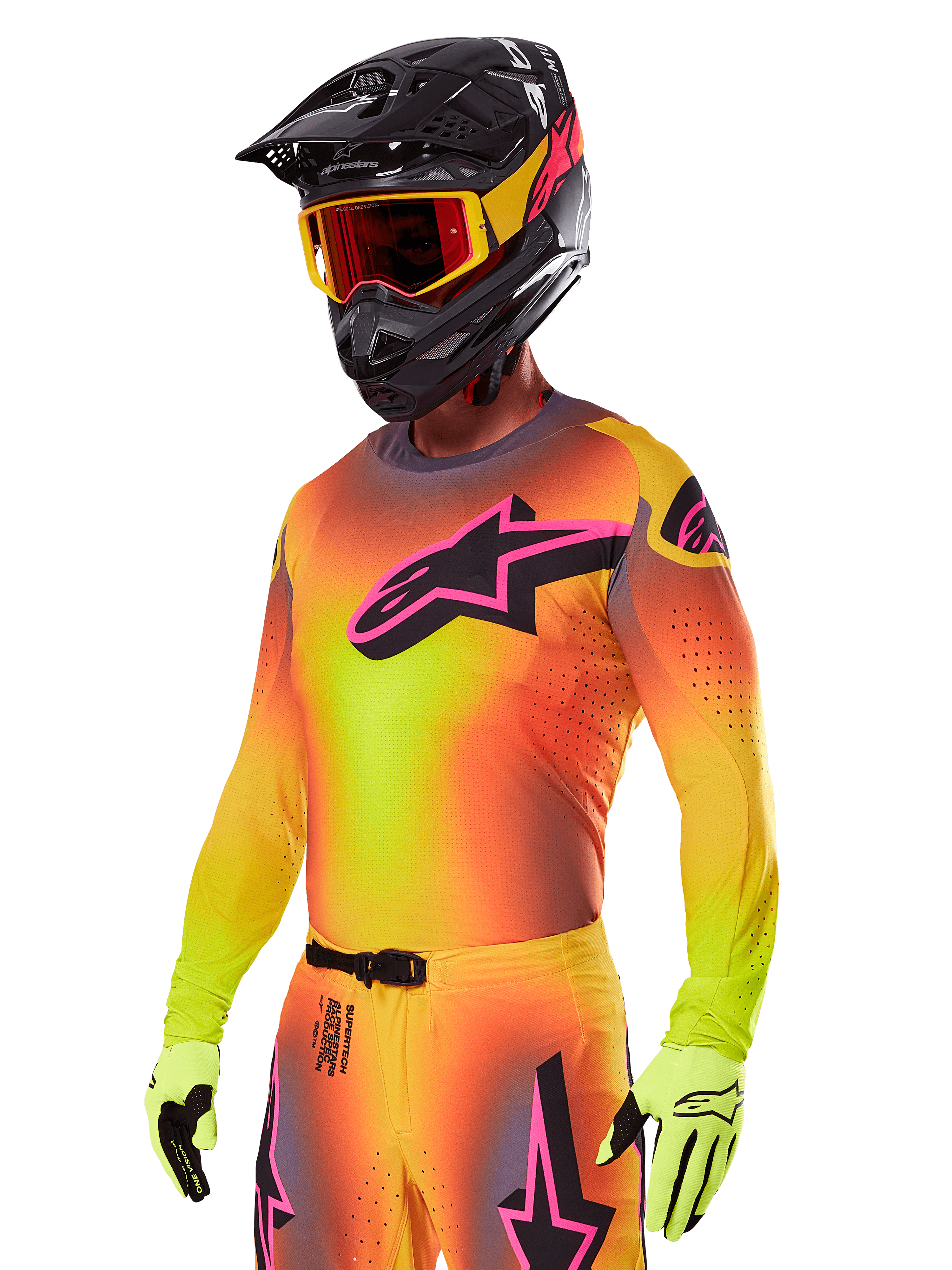 Motocross-Fahrer im Alpinestars 2025 Supertech Lipan Ausrüstungsset, Trikot mit gelb-orangem Farbverlauf und pink-schwarzem Astars-Logo, neongelbe Handschuhe, schwarzer Helm mit roter Brille, professionelle Offroad-Rennausrüstung