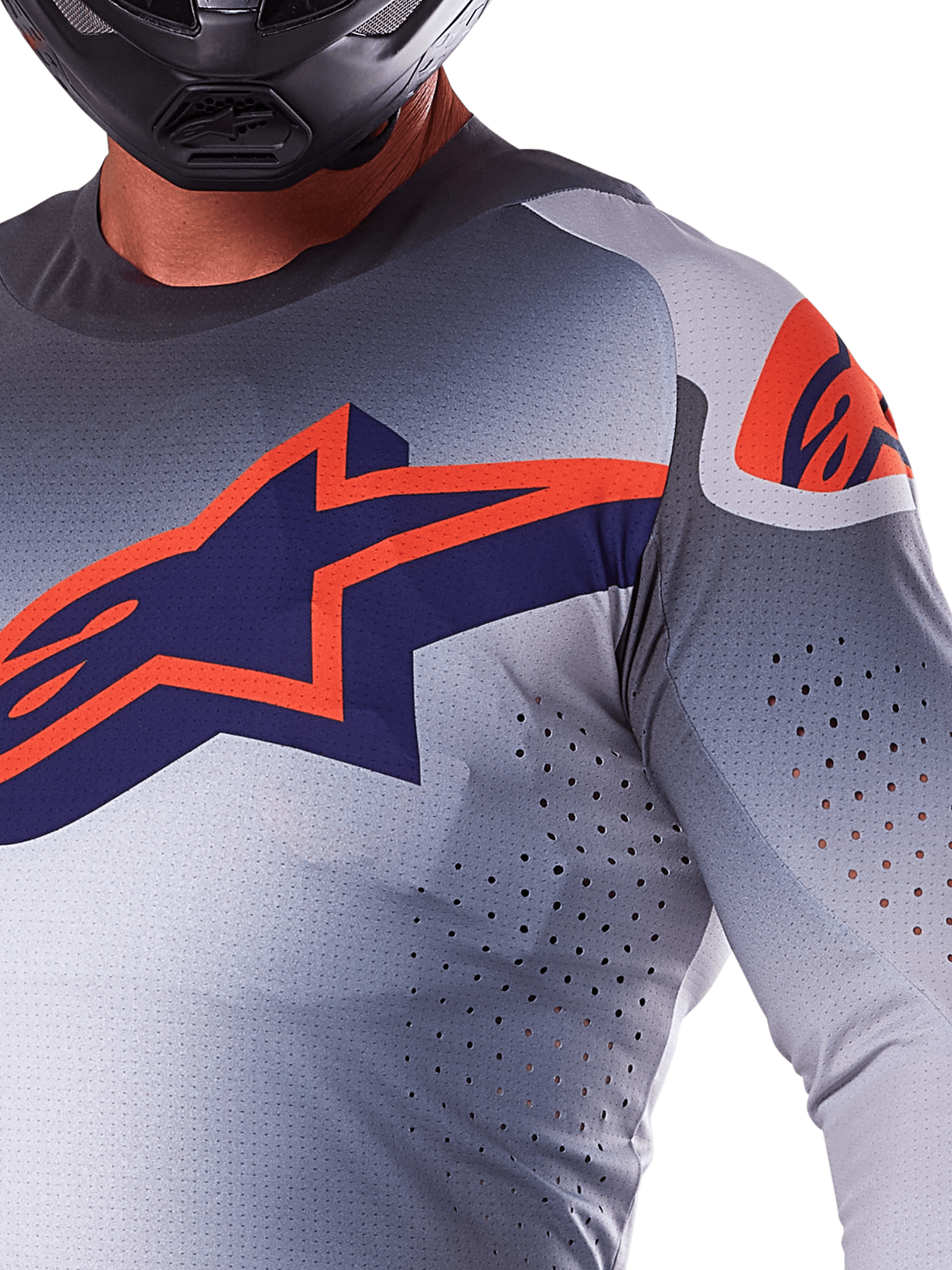 Alpinestars 2025 Supertech Lipan Trikot, Motocross-Trikot, Grau Orange Fluo, mit großem marineblauem und orangem Stern-Logo auf der Brust, lasergeschnittenen Perforationen für Luftzirkulation, leichte Mesh-Konstruktion, getragen mit einem schwarzen Helm
