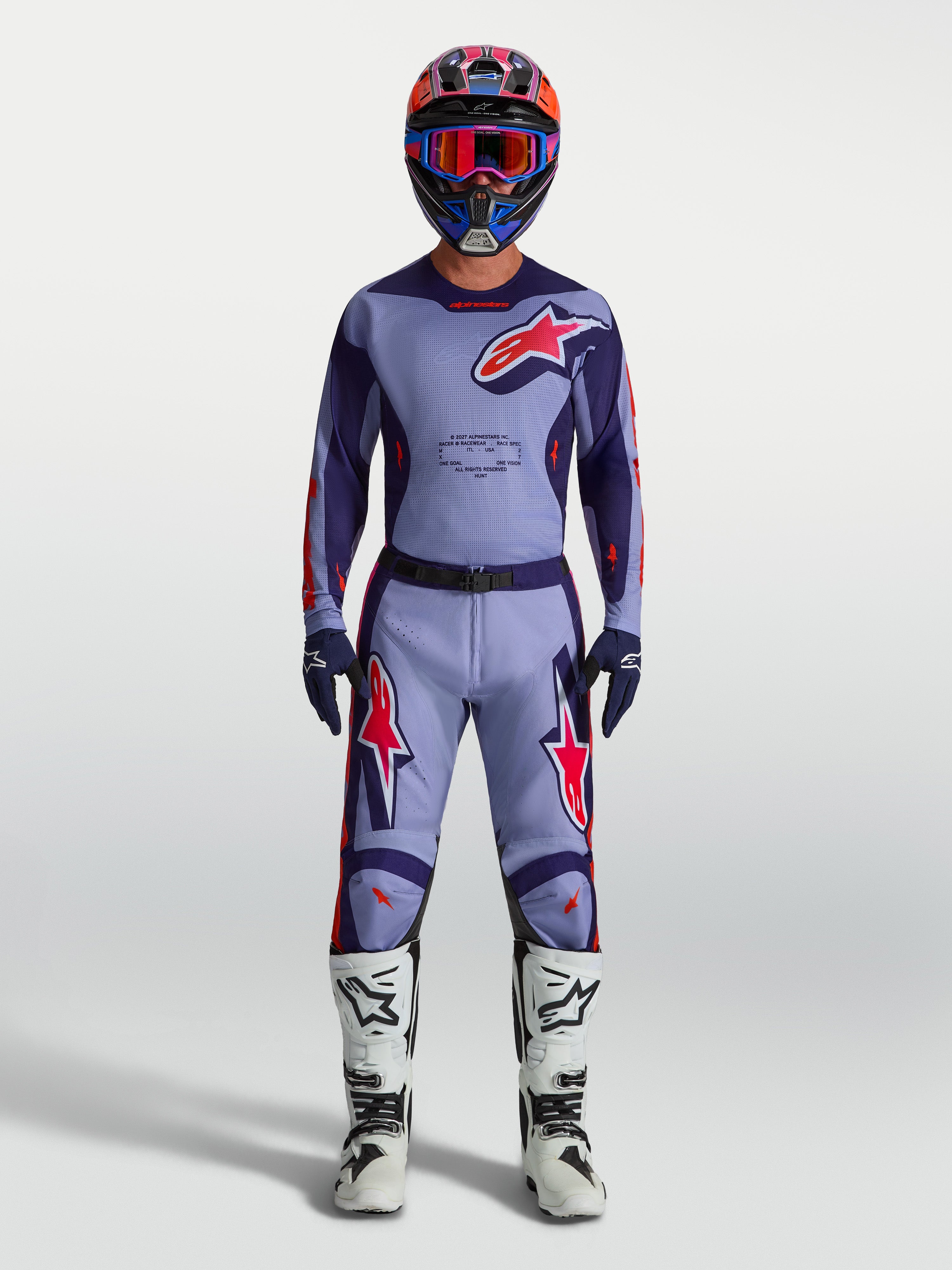 Alpinestars Racer Air Hunt Trikot, Herren-Motocross-Ausrüstung in Lila und Pink, belüftetes Mesh, getragen von einem Model.