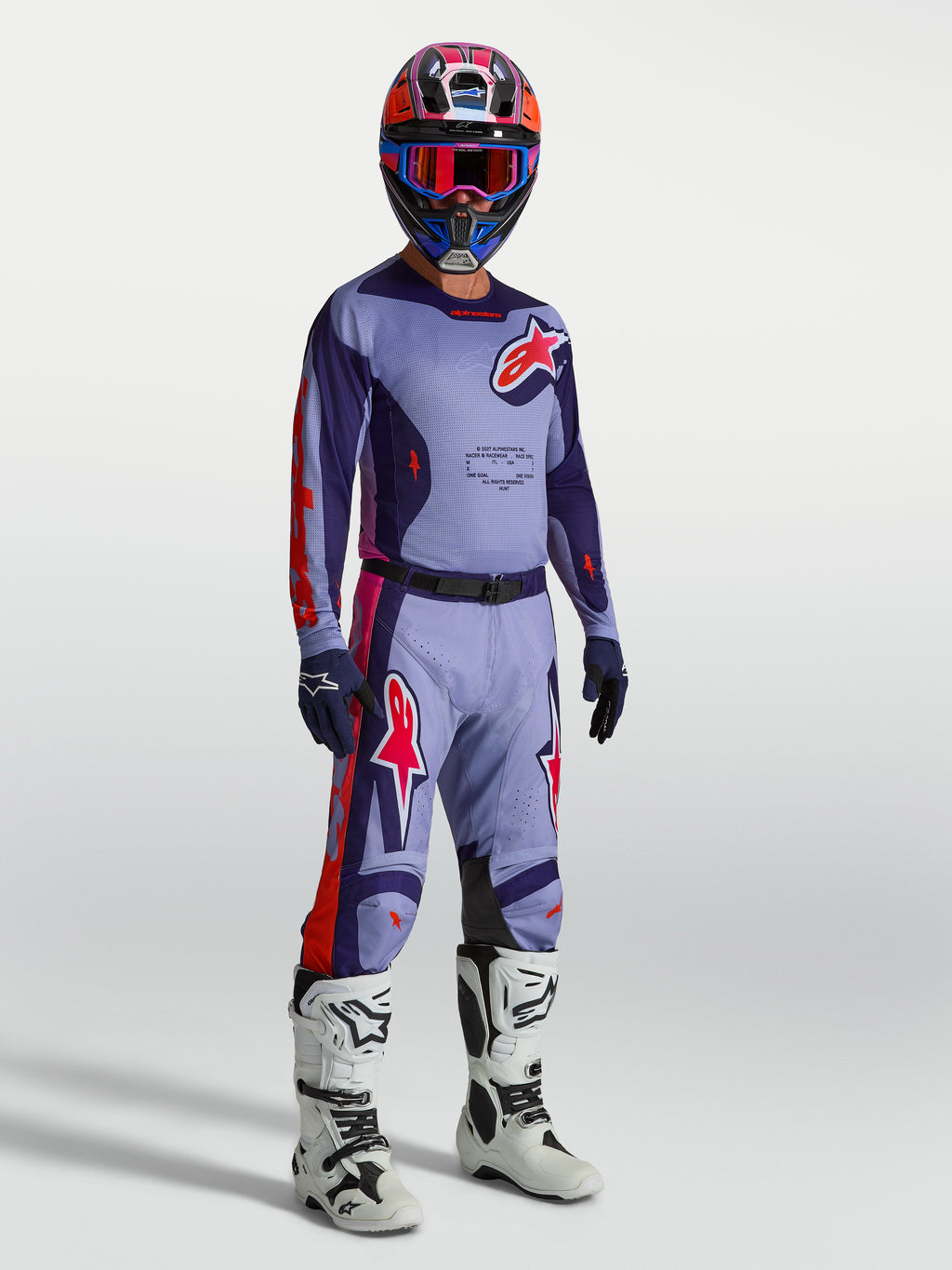 Alpinestars Racer Air Hunt Trikot, belüftetes Herren-Motocross-Oberteil, Lila und Pink, Mesh, am Model mit MX-Ausrüstung.