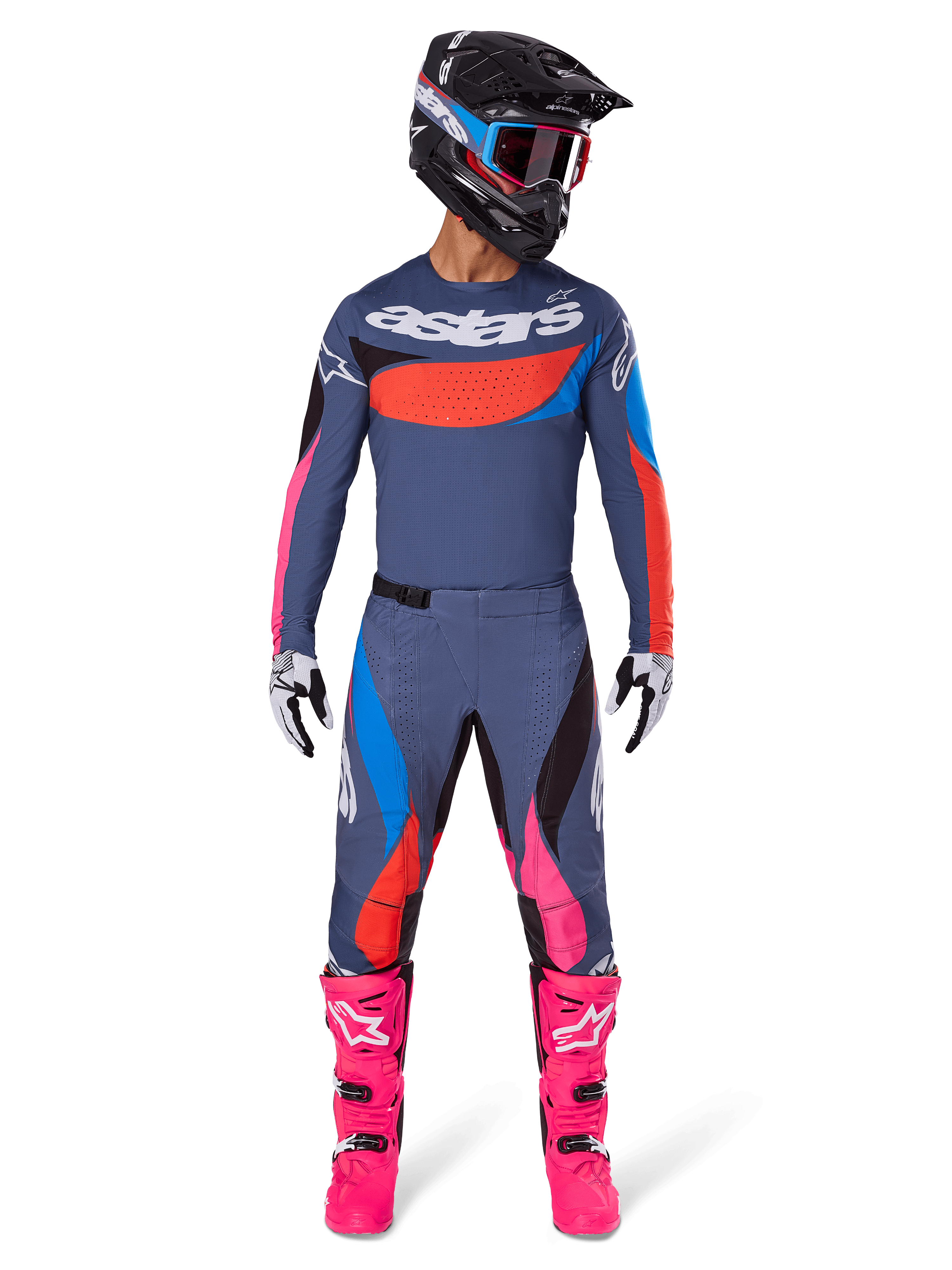 Alpinestars 2025 Techstar Dreem Ausrüstungsset, Motocross-Fahrer in voller Rennausrüstung, graublaues Trikot und Hose mit leuchtend pinken, orangefarbenen und cyanblauen Akzenten, großes 'astars' Logo auf der Brust, leuchtend pinke Stiefel, schwarzer Helm mit Goggles, koordiniertes Outfit für professionelles Motocross