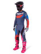 Alpinestars 2025 Techstar Dreem Motocross-Ausrüstungsset, komplette Offroad-Rennausrüstung mit grau-blauem Jersey und roten Akzenten, passende Hose mit pinken Highlights, schwarzer Helm, leuchtend pinke Stiefel und weiß-schwarze Handschuhe