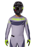 2025 Techstar Dreem Jersey und Ausrüstungsset, Motocross-Rennausrüstung, hellgrau und dunkelgrau mit neongelben Akzenten, mit „astars“-Branding, getragen mit schwarzem Helm, Brille und passenden Handschuhen, technisches perforiertes Material für Offroad-Performance