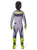 Motocross-Fahrer in kompletter Rennausrüstung, 2025 Techstar Dreem Trikot in Grau und Dunkelgrau mit neongelbem Branding, passende grau-dunkelgraue Hose, neongelbe und schwarze Stiefel, schwarzer Helm mit Neon-Akzenten, abgestimmtes Outfit für professionellen Motocross