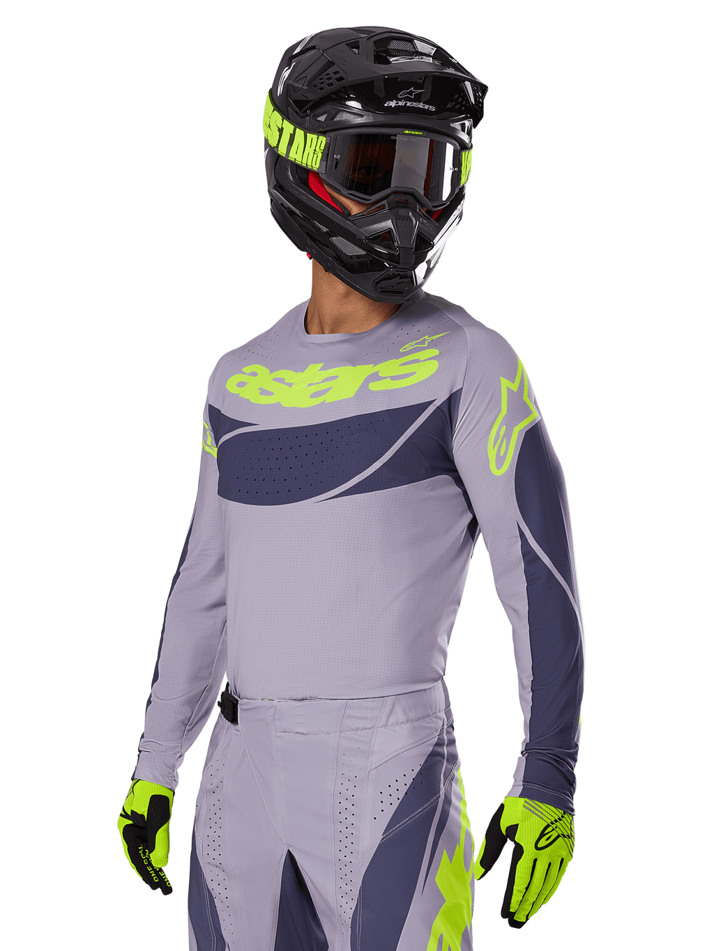 Motocross-Fahrer im Alpinestars 2025 Techstar Dreem Trikot in Grau und Dunkelgrau, mit neongelbem „astars“-Logo auf der Brust, kombiniert mit passendem Helm, Schutzbrille und Handschuhen für einen koordinierten Offroad-Rennsport-Look
