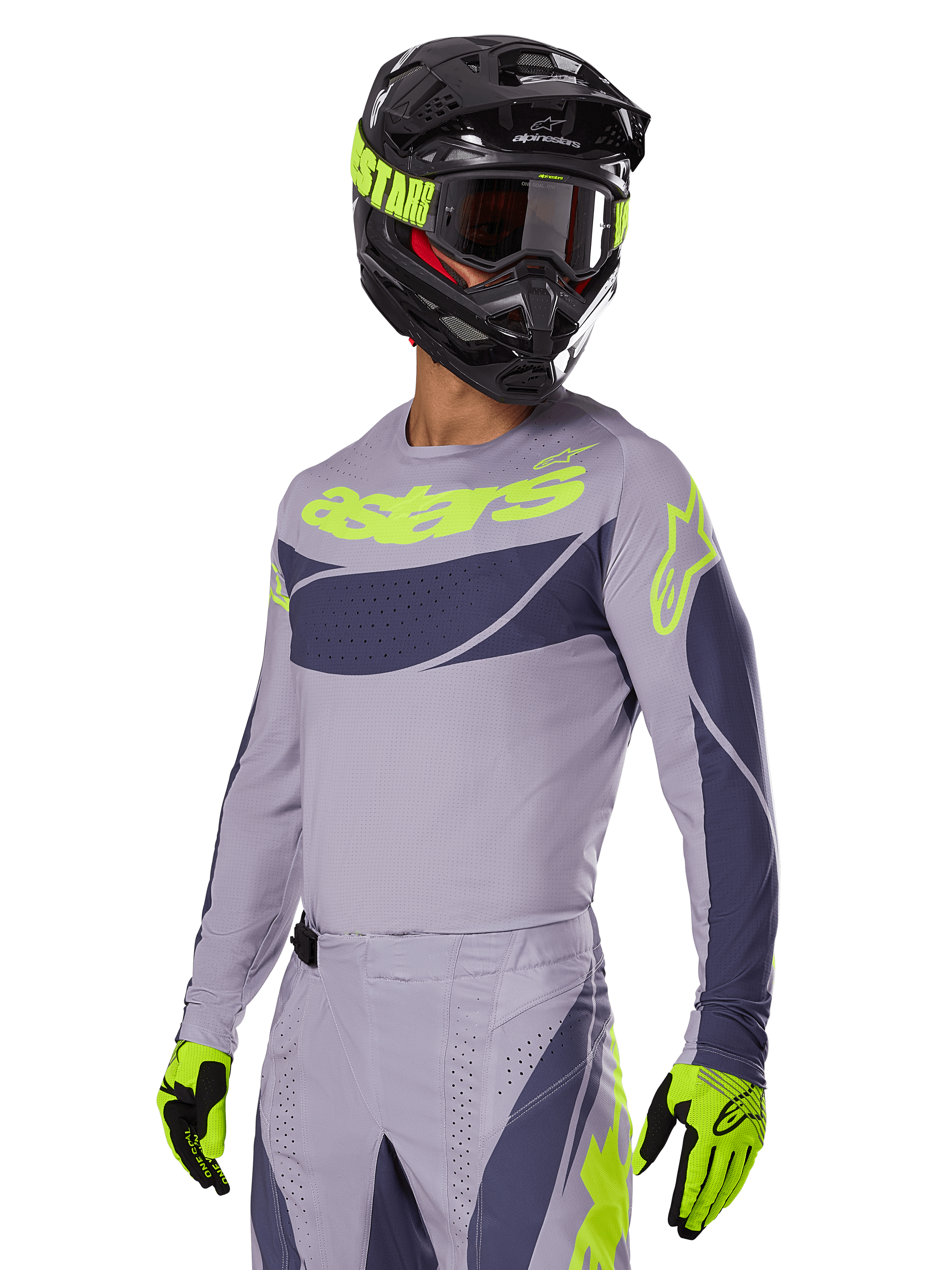 Motocross-Fahrer im Alpinestars 2025 Techstar Dreem Trikot in Grau und Dunkelgrau, mit neongelbem „astars“-Logo auf der Brust, kombiniert mit passendem Helm, Schutzbrille und Handschuhen für einen koordinierten Offroad-Rennsport-Look