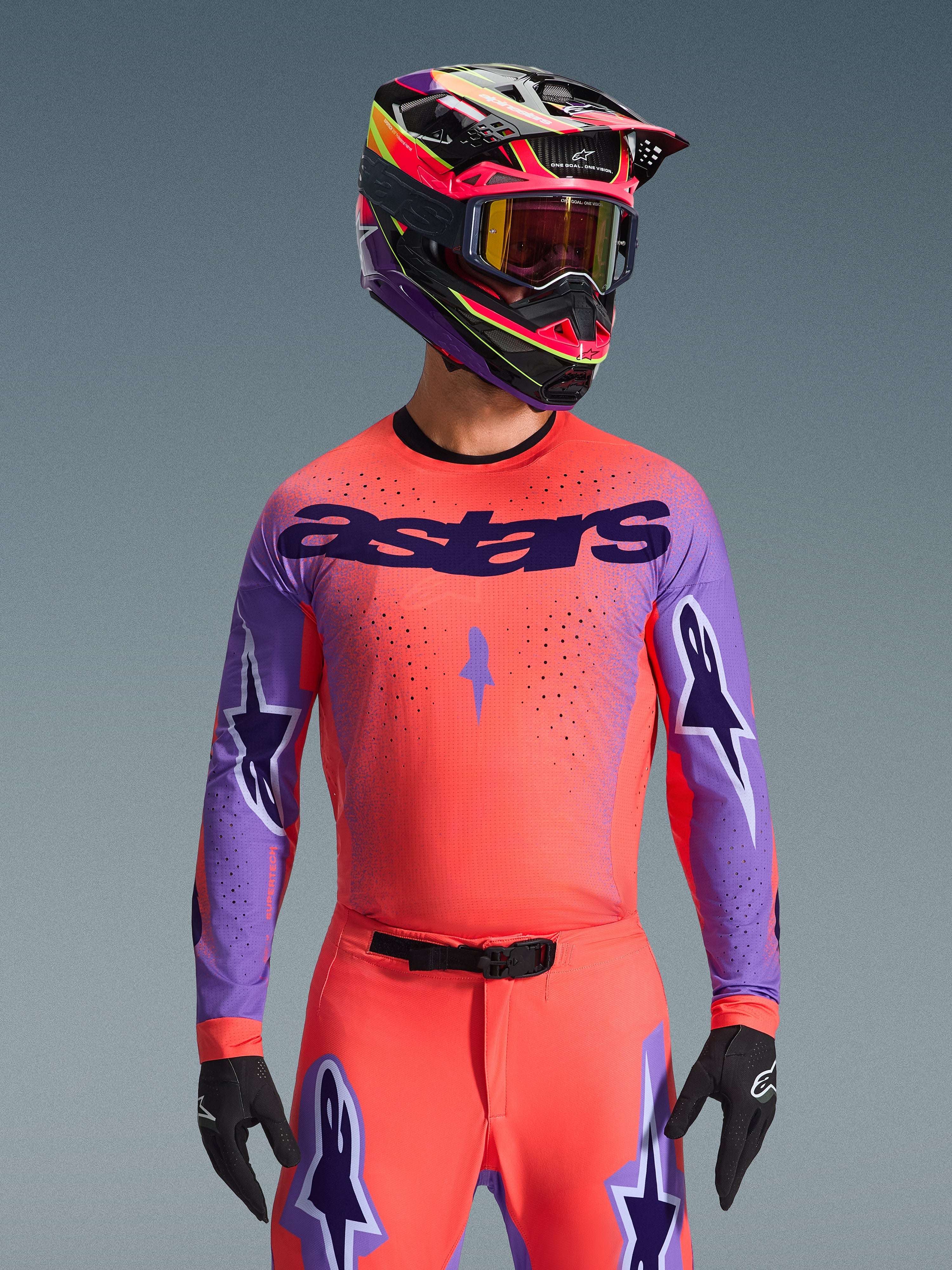 2026 Supertech Scenz Jersey, Motocross-Renntrikot, Hot Coral und Lila, mit großem „astars“-Branding und Stern-Designs an den Ärmeln, getragen mit passender Hose und einem mehrfarbigen Helm, Hochleistungs-Offroad-Ausrüstung
