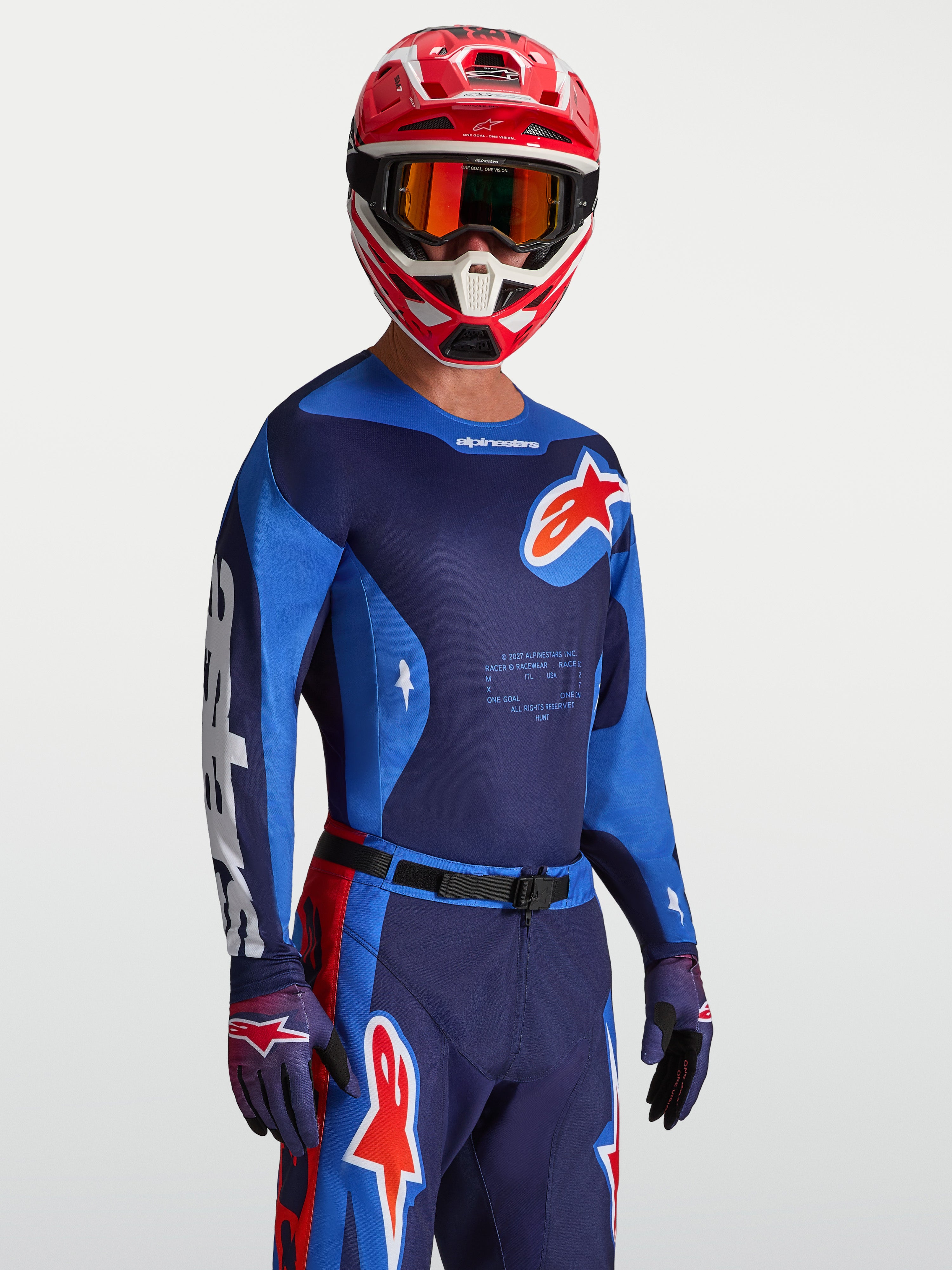 Alpinestars Racer Hunt Trikot, Motocross-Trikot, Blau und Rot, feuchtigkeitsableitend, sportliche Passform, auf Model.