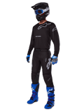 2025 Racer Graphite Gear Set, komplette Motocross-Ausrüstung, schwarzes und graues Trikot und Hose mit silbernen Logos, schwarzer Helm mit blau getönter Brille, blau-schwarze Handschuhe, leuchtend blaue Stiefel, professionelle Offroad-Rennausrüstung
