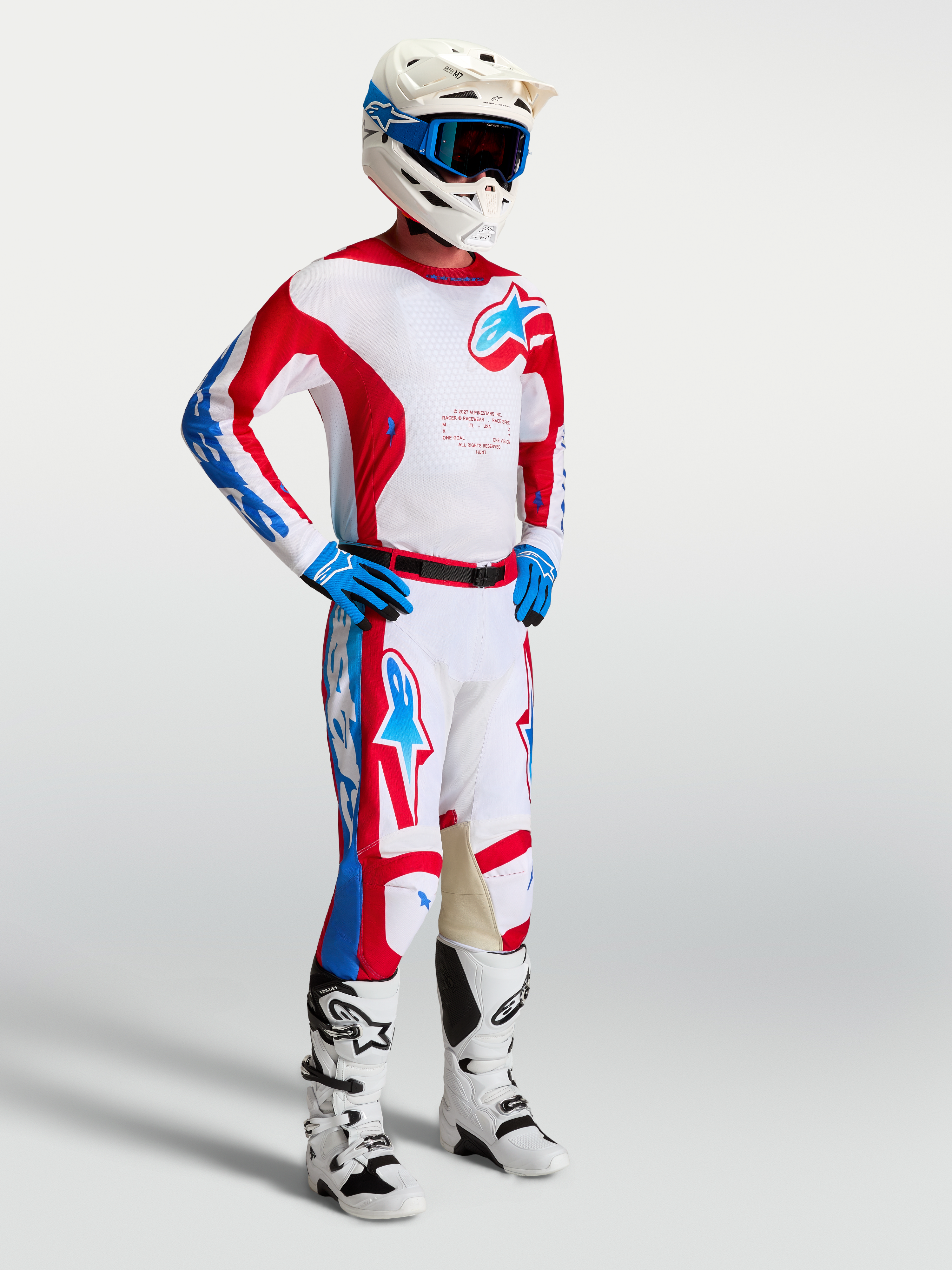 Alpinestars Racer Hunt Motocross Ausrüstungsset, rote und weiße Rennhose und Trikot am Model für Offroad-Performance.