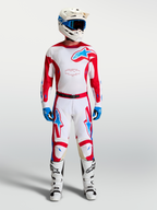 Alpinestars Racer Hose Hunt, Motocross-Hose in Weiß und Rot mit blauen Akzenten, am Model mit MX-Ausrüstung gezeigt.