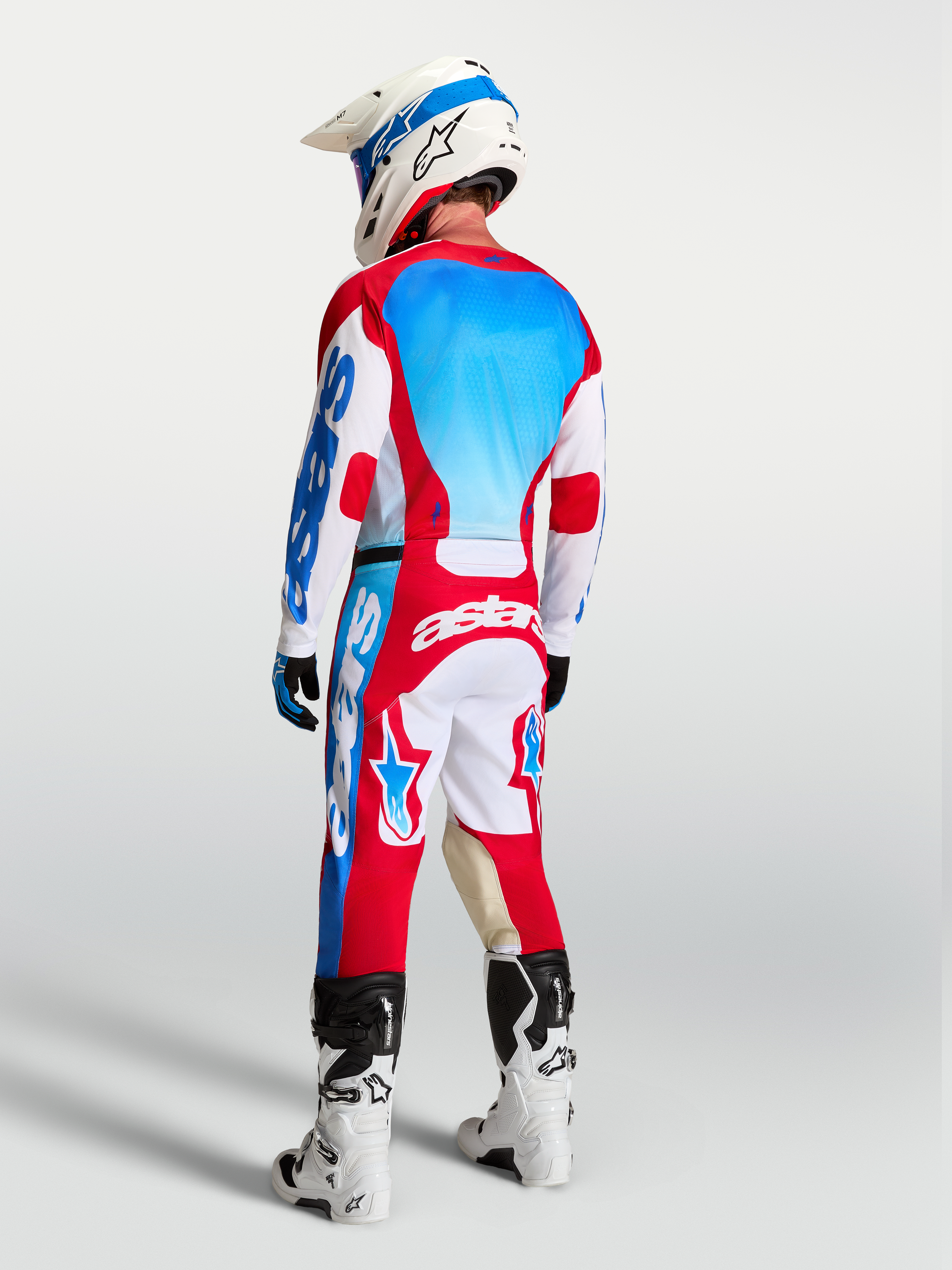 Alpinestars Racer Hose Hunt und Racer Hunt Ausrüstungsset, Motocross-Ausrüstung, Rot, Weiß, Blau, Rückansicht auf Fahrer.