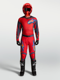 Alpinestars Racer Hunt Ausrüstungsset und Racer Hunt Hose, Motocross-Rennbekleidung für Herren, Rot und Grau, mit Trikot, passender Hose, Helm und schwarzen Stiefeln.