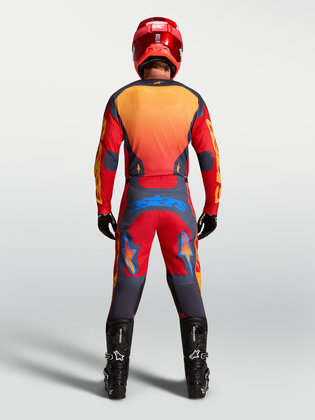 Alpinestars Racer Hunt Trikot, Herren-Motocross-Ausrüstung in Rot und Grau, feuchtigkeitsableitend, Rückansicht am Fahrer.