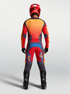 Alpinestars Racer Hunt Trikot, Herren-Motocross-Ausrüstung in Rot und Grau, feuchtigkeitsableitend, Rückansicht am Fahrer.