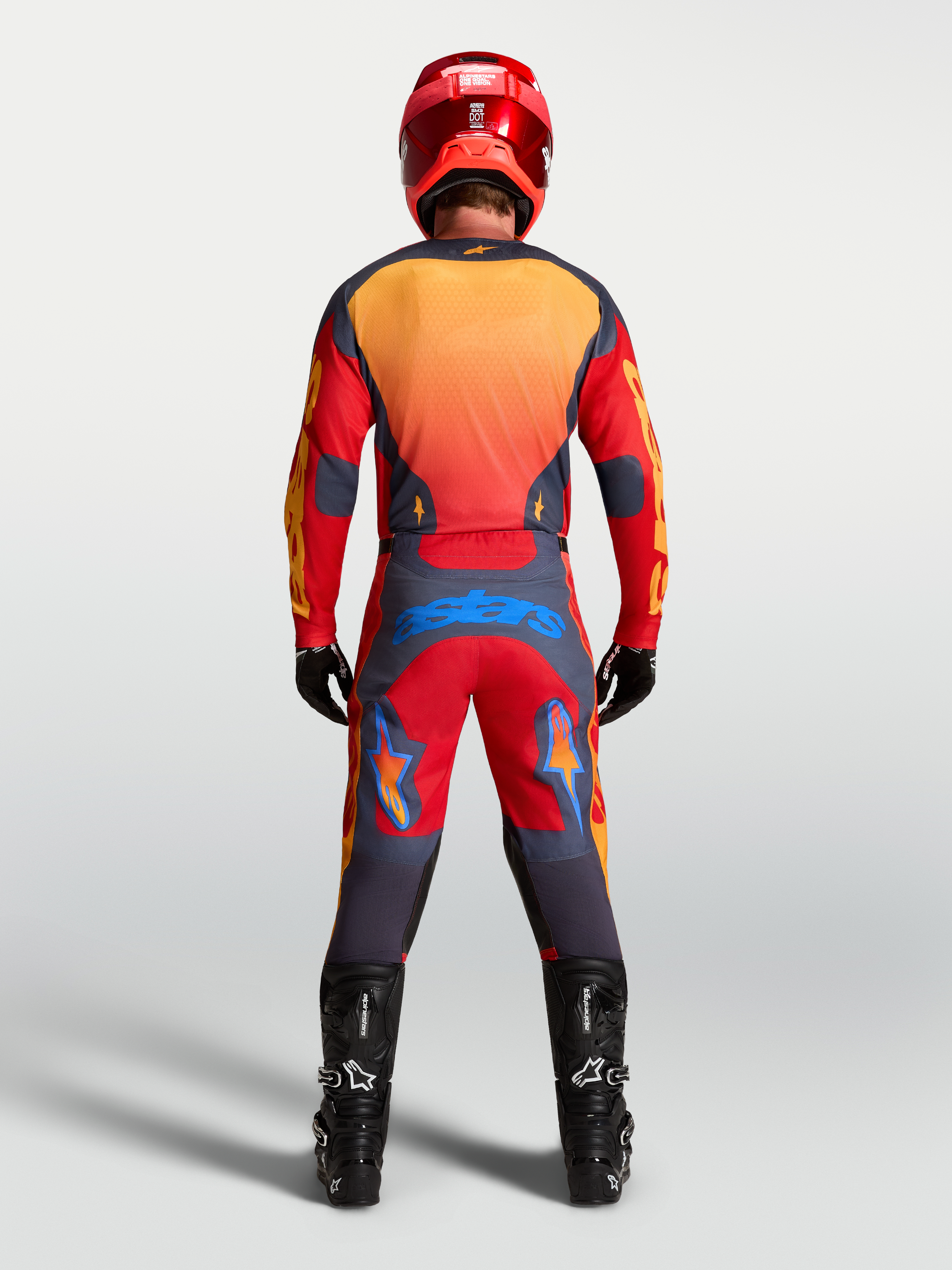 Alpinestars Racer Hunt Trikot, Herren-Motocross-Ausrüstung in Rot und Grau, feuchtigkeitsableitend, Rückansicht am Fahrer.