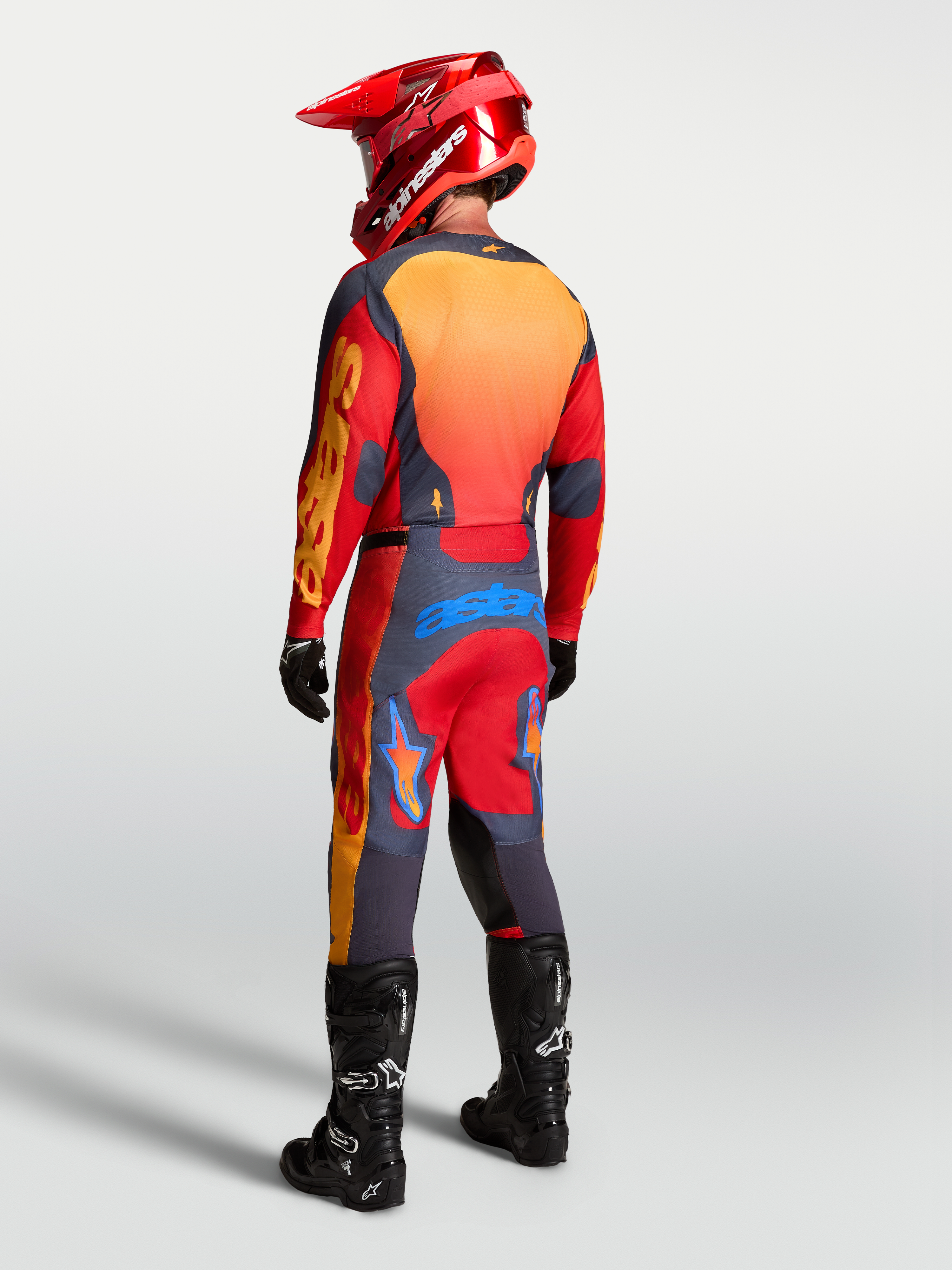 Alpinestars Racer Hunt Trikot, rote und graue Herren-Motocross-Ausrüstung, Rückansicht mit Race-Passform und Belüftungseinsätzen.