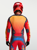 Alpinestars Racer Hunt Trikot, Motocross-Ausrüstung für Herren, Feuerrot und Grau mit gelben und blauen Akzenten, Rückansicht auf Model.