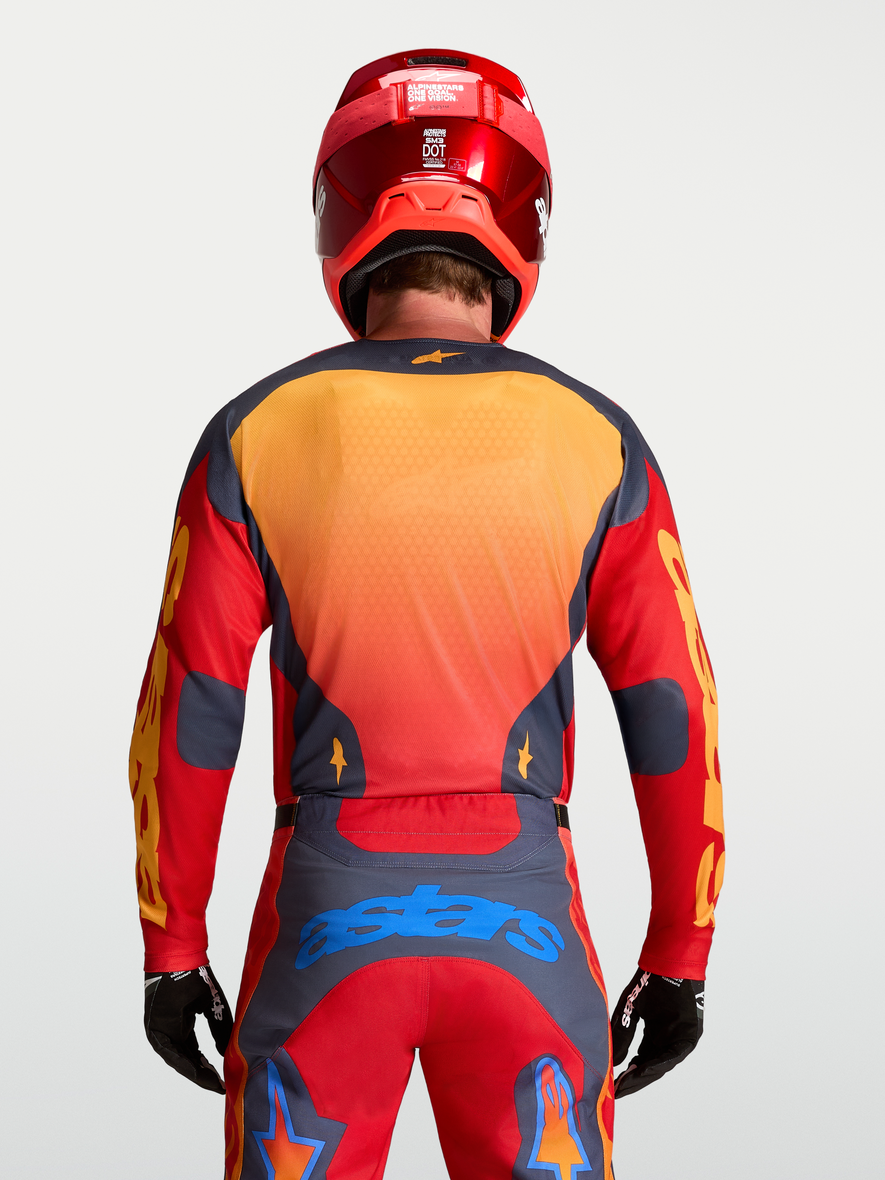 Alpinestars Racer Hunt Trikot, Motocross-Ausrüstung für Herren, Feuerrot und Grau mit gelben und blauen Akzenten, Rückansicht auf Model.