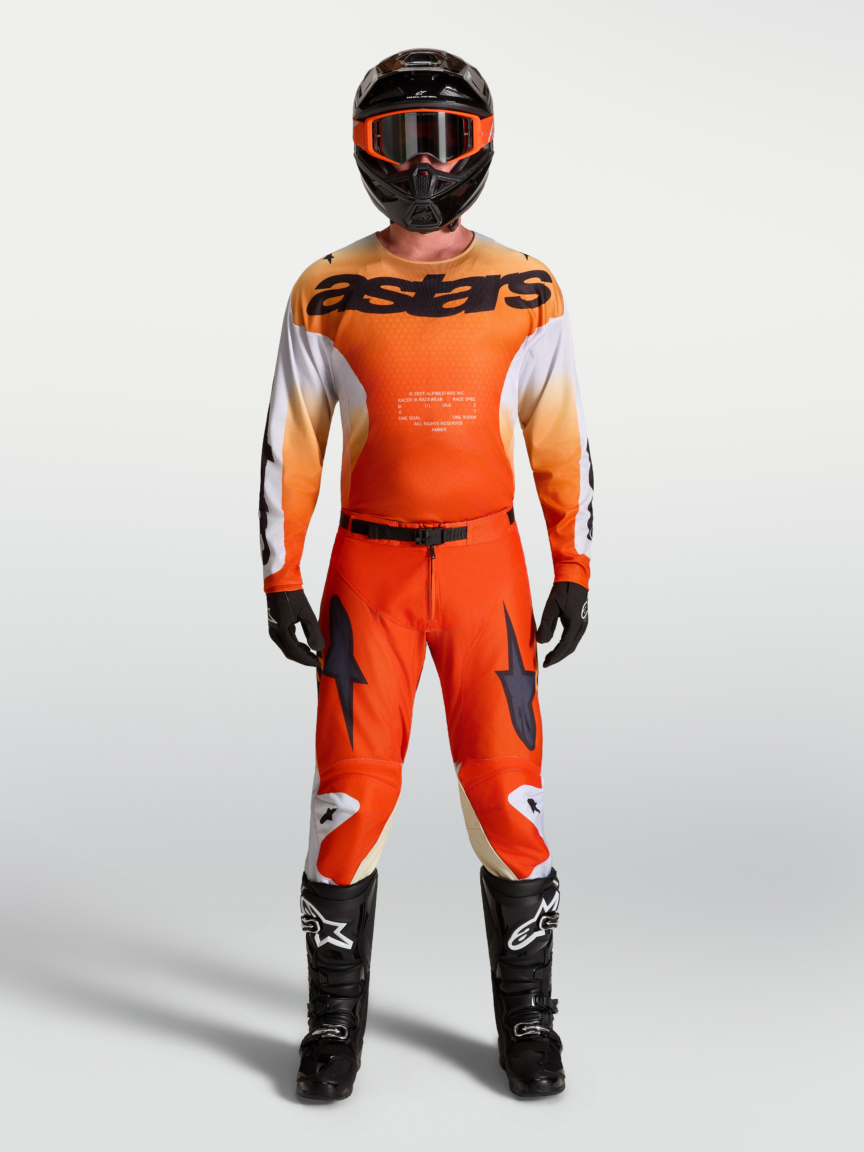 Alpinestars Racer Amber Trikot und Racer Amber Gear Set, Herren-Motocross-Rennausrüstung in Orange und Weiß, atmungsaktive Race-Passform aus leichtem, langlebigem Funktionsmaterial.
