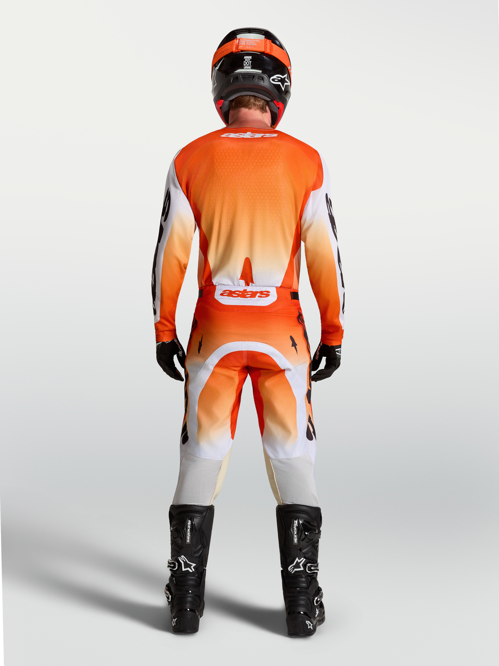 Alpinestars Racer Amber Trikot, Rückansicht am Model, orange-weißes Motocross-Trikot mit atmungsaktiver Rennpassform.