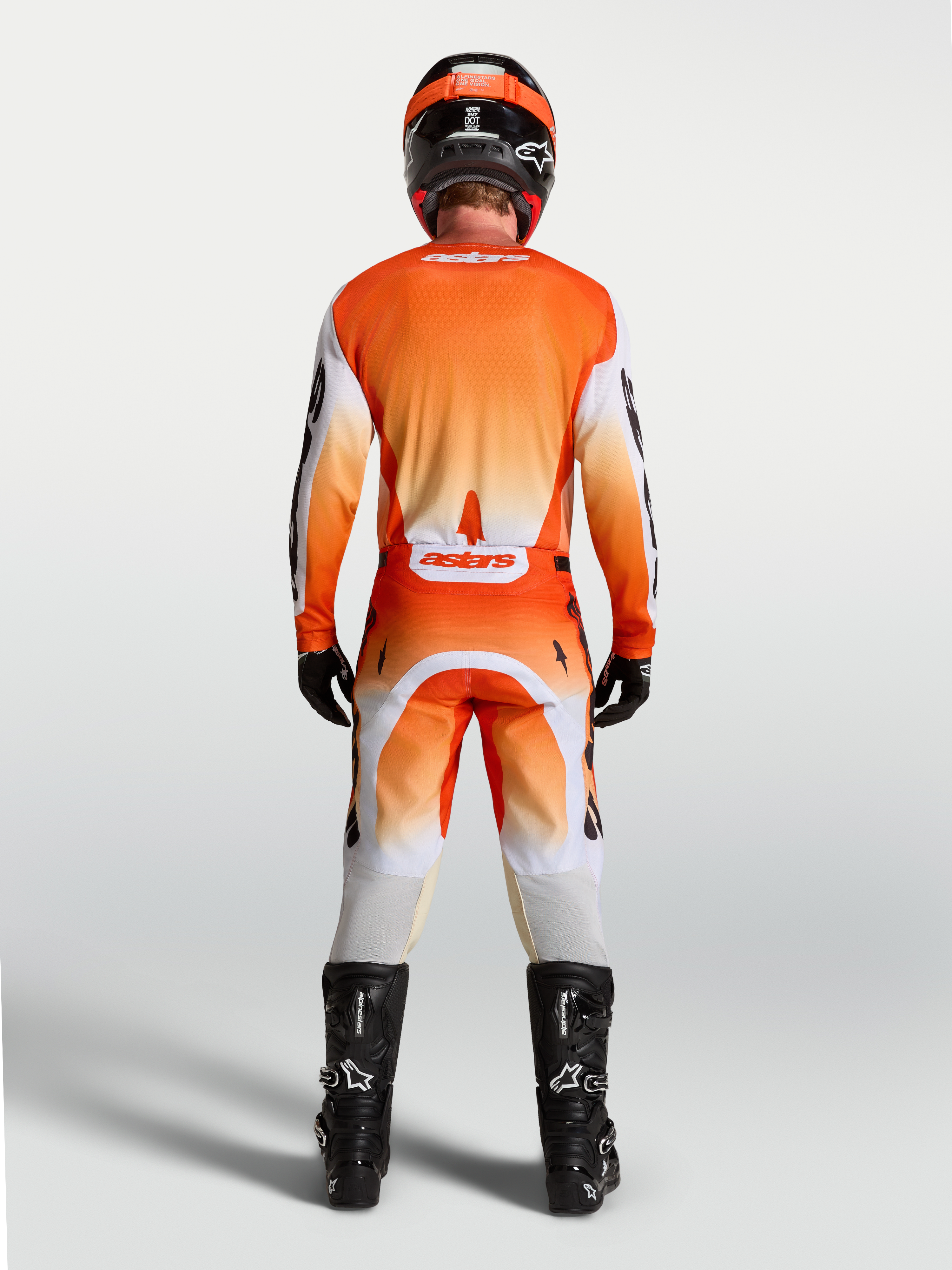 Alpinestars Racer Amber Trikot, Rückansicht am Model, orange-weißes Motocross-Trikot mit atmungsaktiver Rennpassform.