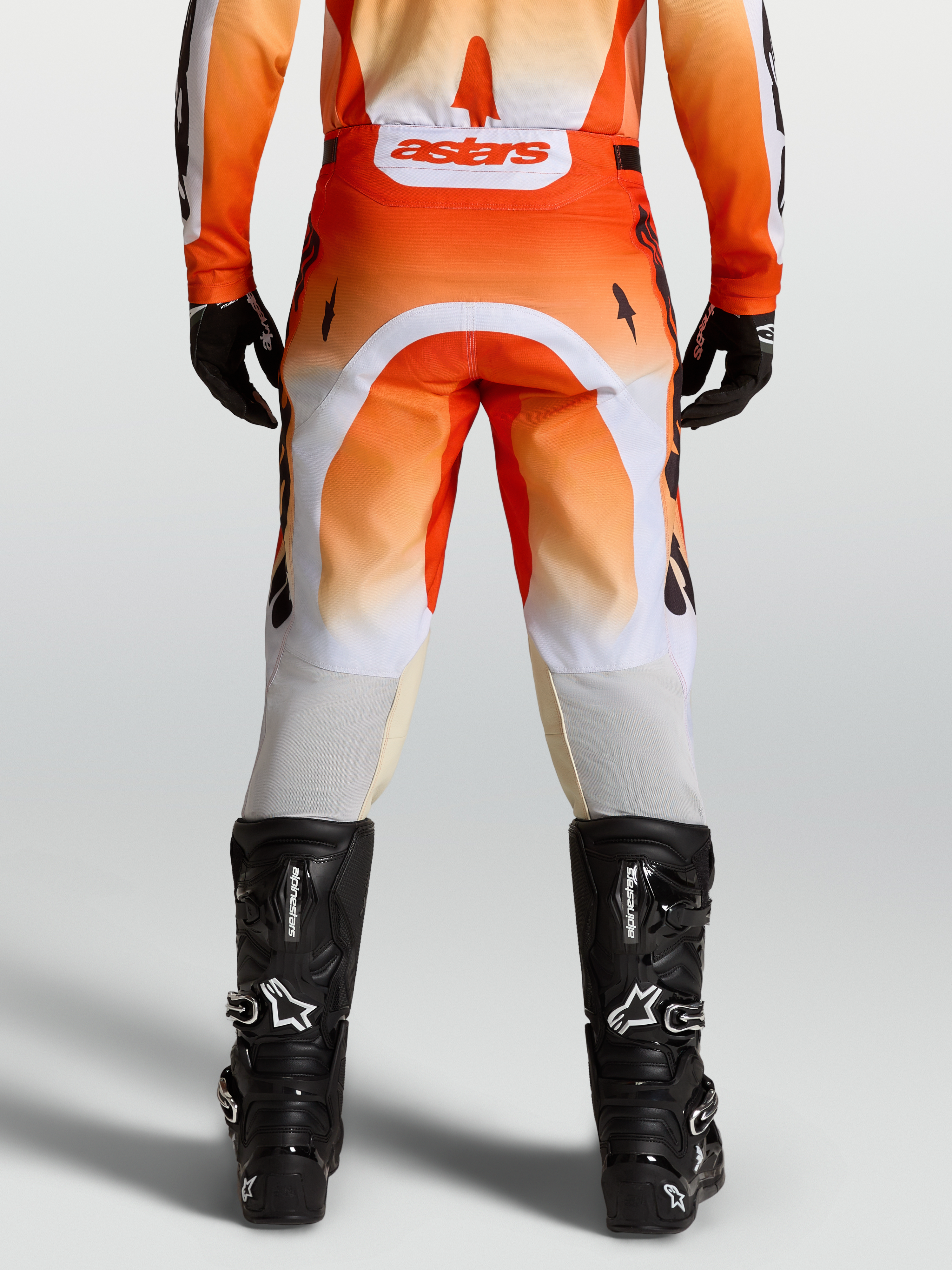 Alpinestars Racer Amber Hose, Motocross-Hose in Rot und Weiß, Rückansicht am Model mit schwarzen Stiefeln